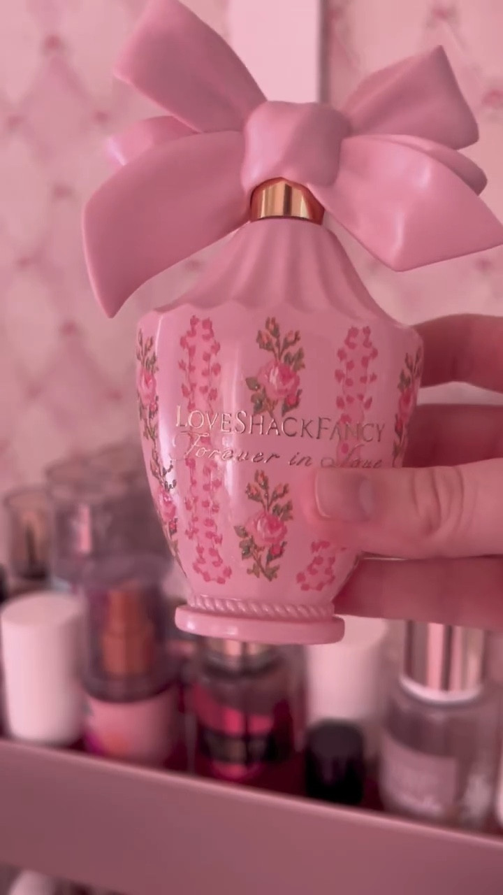 My favorite perfumes in my perfume cart 🫶🏻❄️✨🕯️🩰

@loveshackfancy forever in love (gifted ✨)
—— I also love this cute set of sample sizes of their perfumes, it would make a perfect stocking stuffer ☺️

@vsbeauty temptation unwrapped (discontinued) and bombshell 🫶🏻

@soldejaneiro Cheirosa 68 🩰

I hope you're all having a happy Sunday today!

#soldejaneiro #coquette #preppy #coquettepinterest #pinterestaesthetics #pinterestpink #pinkaesthetic #loveshackfancy #discontinuedperfume #discontinuedproducts #vsperfume #vsspray #vsfragrance #vsbombshellperfume #soldejaneiroqueen