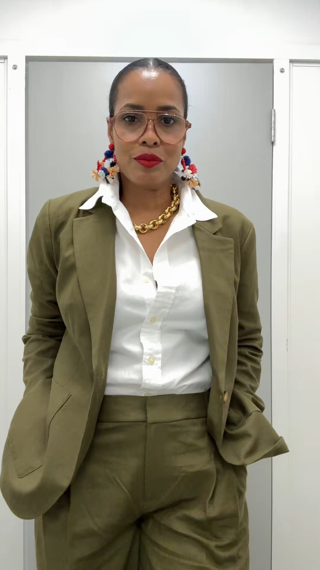 Affordable fashions and elevated basics.  Walmart is making it easy for us to get dressed!
Wearing a large in the blazer and a 10 in the pants.

5’7” 165 lbs