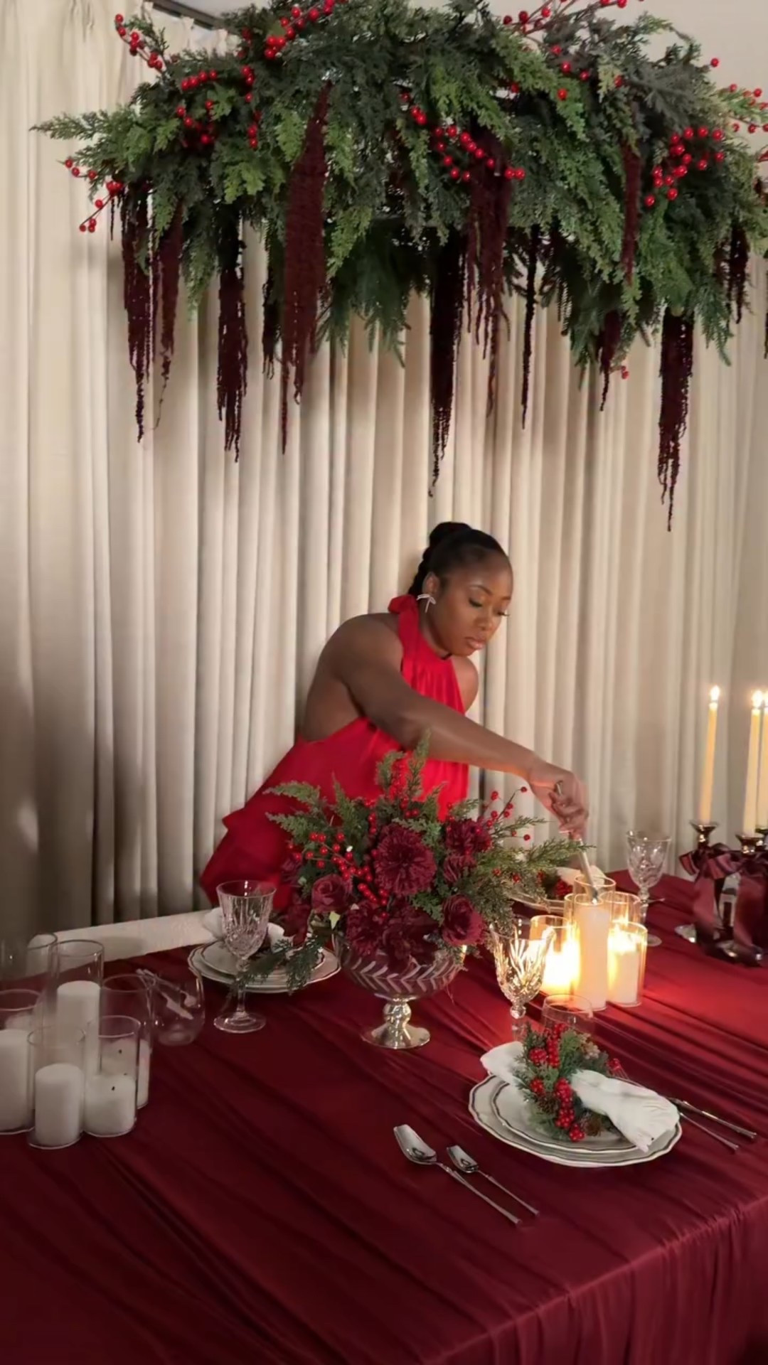 My christmas Tablescape is finally set and ready for this party!!🎄Super excited with how everything turned out. Comment NEED for 🔗 in your DM

#christmasdecoration #tablescapedecor #homedecor #hostingtips #hostess