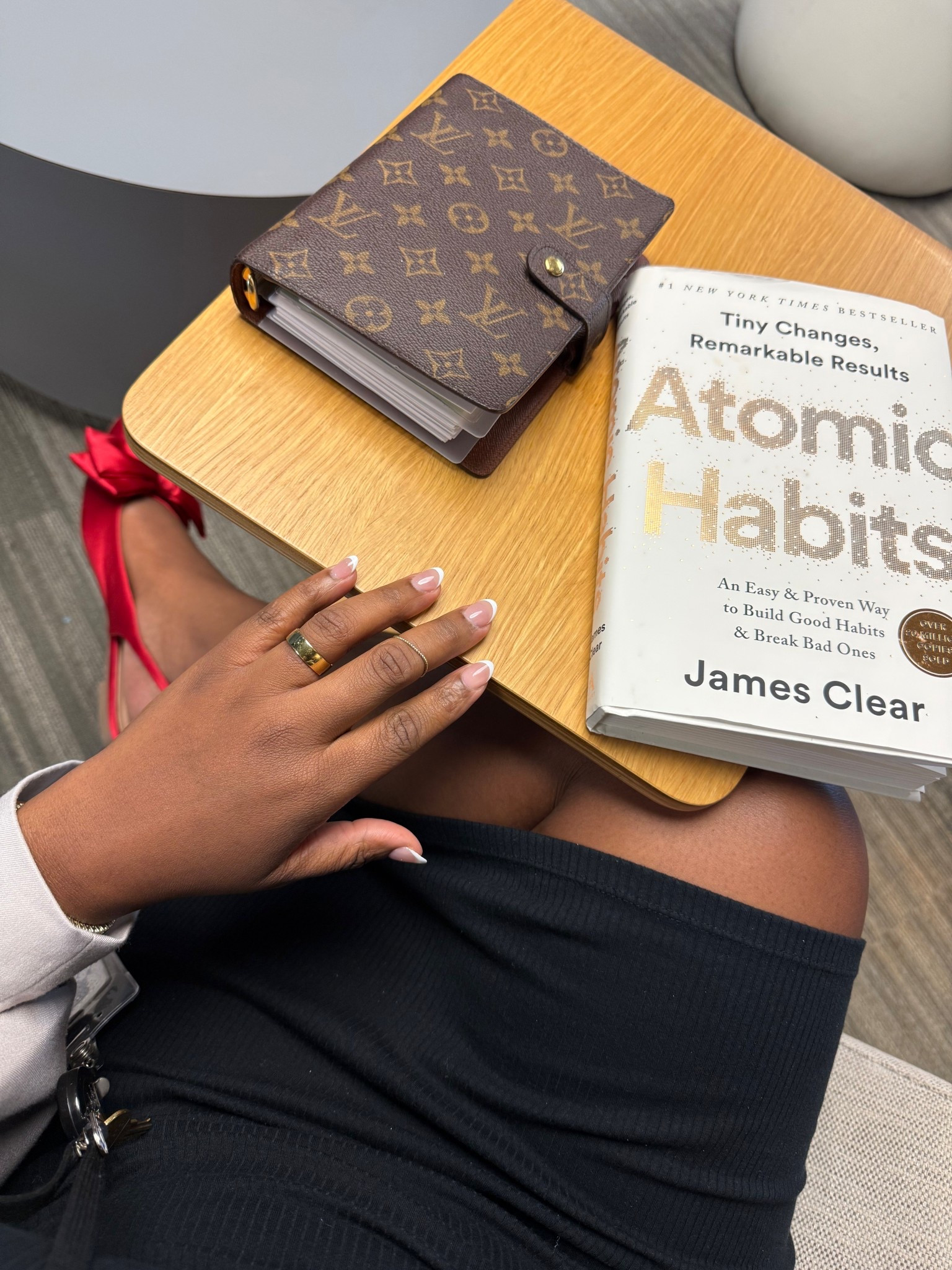 Everyone should read Aromic Habits! The best book for those looking to create structure to their life. #bookrecommendations #goalsetting #newyeargoals #books

#LTKSeasonal #LTKHoliday #LTKGiftGuide