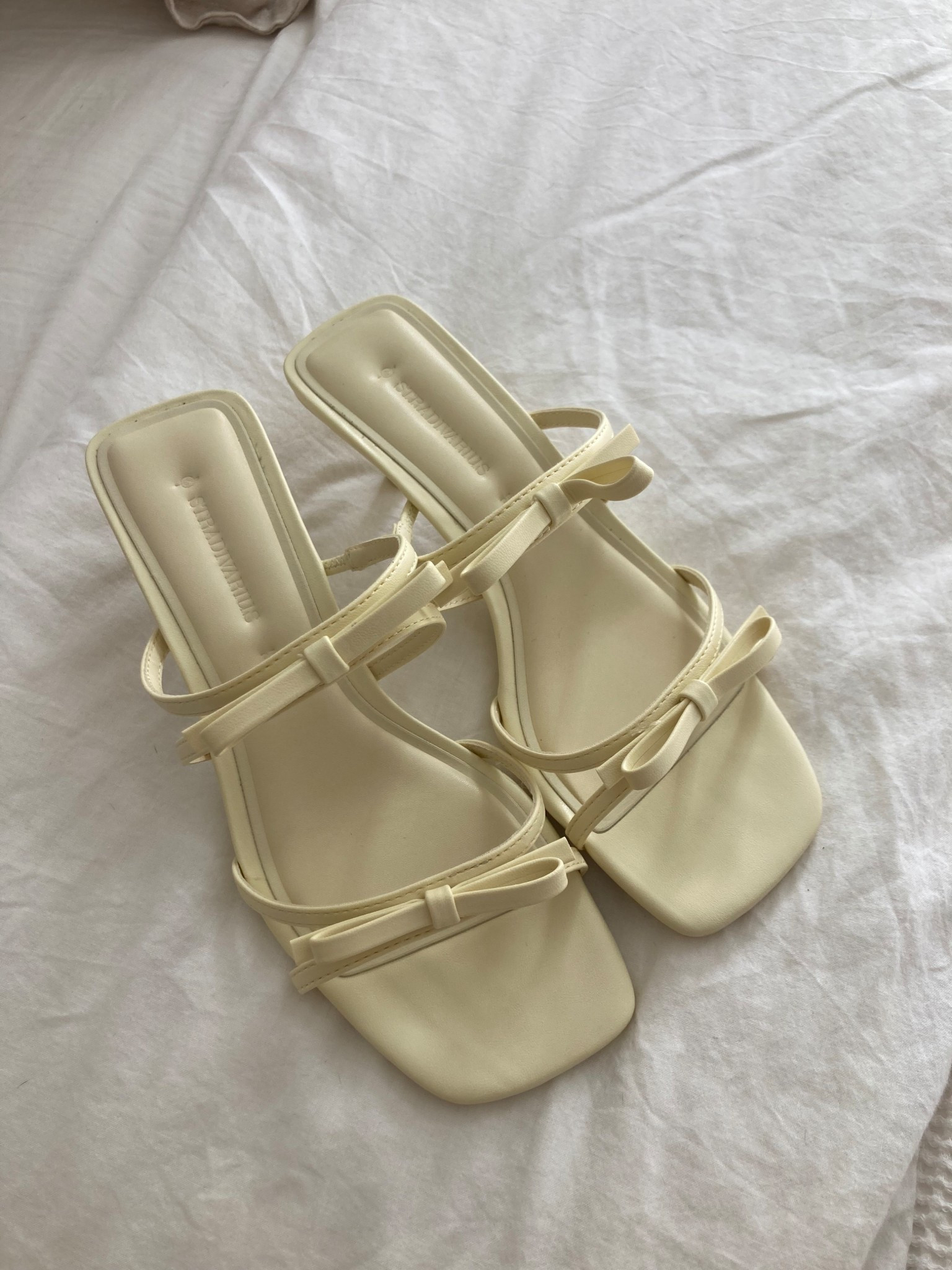 These heels are so comfy and a really pretty colour the bag that I have with it is the exact same colour even though they’re two different brands so they make a perfect match! 🧈🥞