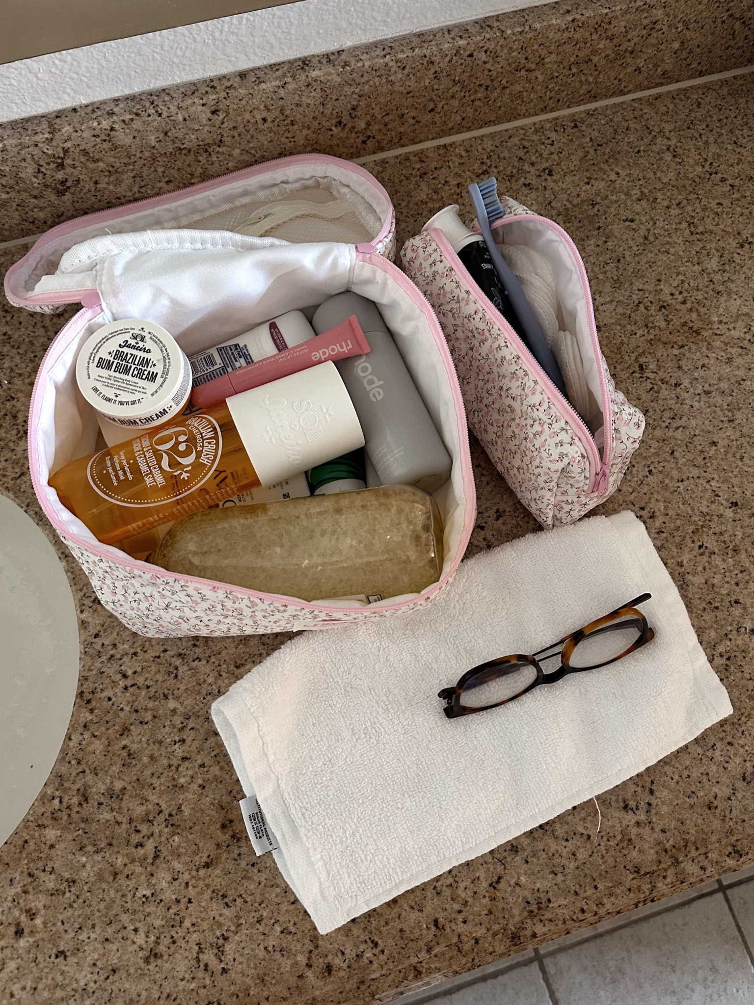 a bag of essentials 🤍🌸

#LTKFindsUnder50 #LTKTravel #LTKBeauty