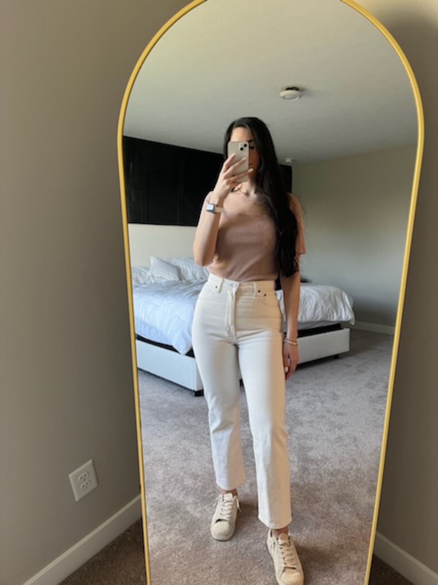 Abercrombie high rise curve love 90’s ankle straight jeans

In cream!

Abercrombie jeans
