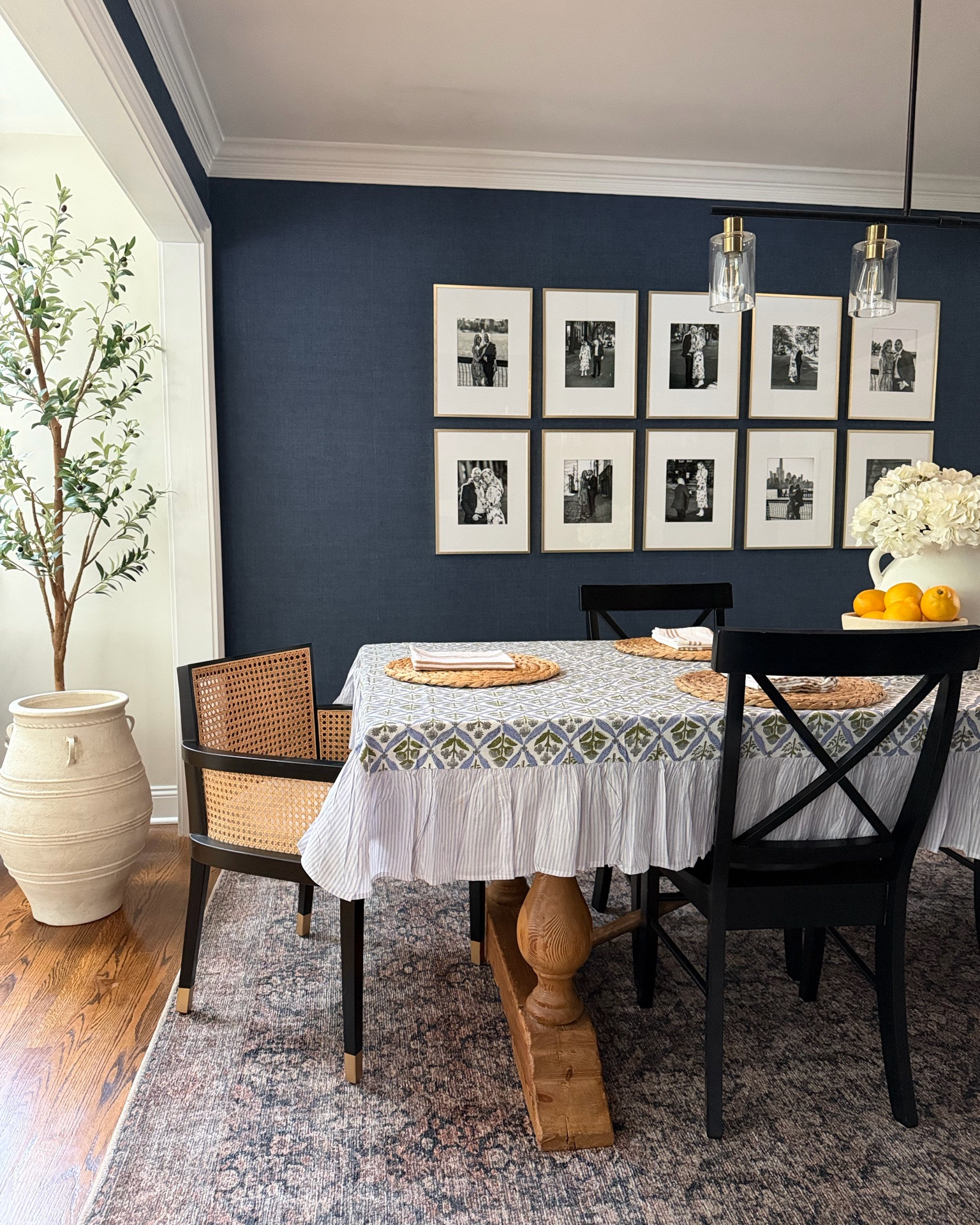 serena & lily inspired dining room. . . on a budget! 🦋

featuring warm metals, textured grasscloth wallpaper, colorful patterned tablecloth, rattan/cane detailing, woven placemats, elevated ceramic decorative accents, lemons and hydrangeas…

I’m going to nickname this my CAPRI dining room — it totally reminds me of Southern Italy/the Amalfi Coast!  🇮🇹😝






.
.
navy dining room inspo
grass cloth wallpaper
ruffle tablecloth with pretty blue pattern
coastal-cottage chic style
coastal chic home decor
Modern Farmhouse Dining Room Styling |  coastal dining room inspo | preppy tablecloths | rattan decor | coastal cottage chic |  rustic modern dining room | summer home decor | Affordable Dining Decor  | Organic Modern Dining Room | Classic Coastal Decorating | budget-friendly interior design |

#LTKHome #LTKSaleAlert #LTKdayinmylife
