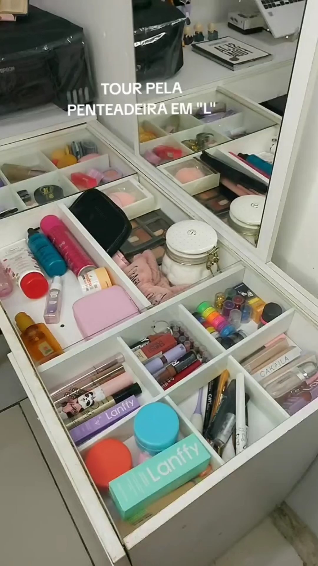 Essa Penteadeira é tão espaçosa e faz até quem tem dificuldade de se organizar, ficar organizada.

#LTKbeauty #LTKbrasil #LTKsalealert