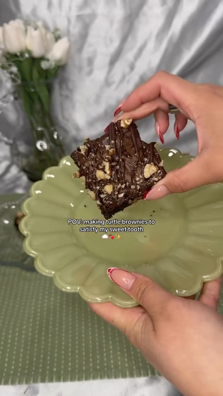 Sometimes you just want a really overly indulgent sweet treat
.
Recipe & Tutorial coming this week🤍
.
#turtlebrownies #browniesrecipe #bakingrecipe #chocolatelover #recipe