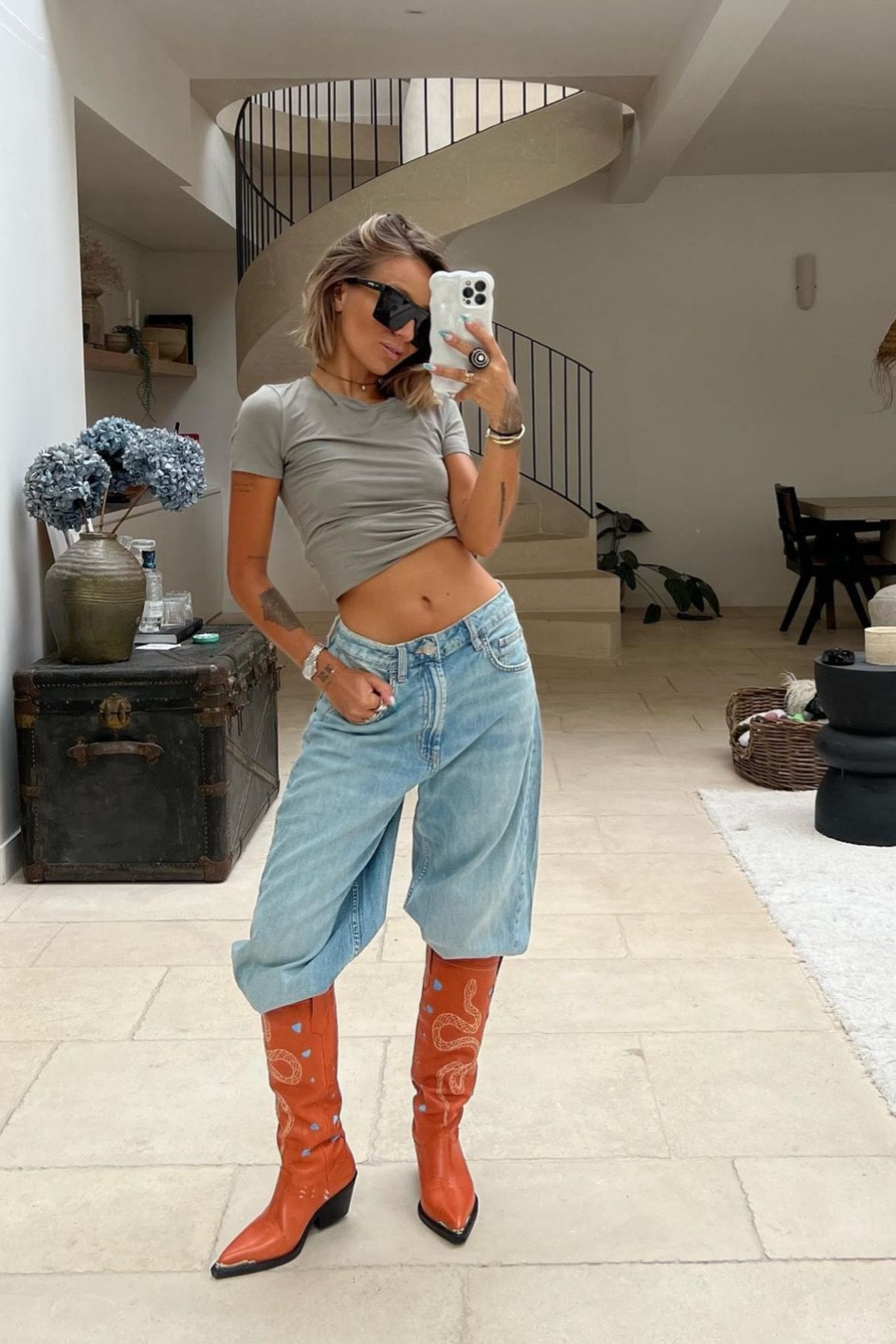 Santiags addict 😍

Bottes style santiags tendance, jean oversize loose, jean Levi’s, tee shirt basique en coton gris, ootd, inspiration look 

#LTKeurope #LTKFind #LTKstyletip