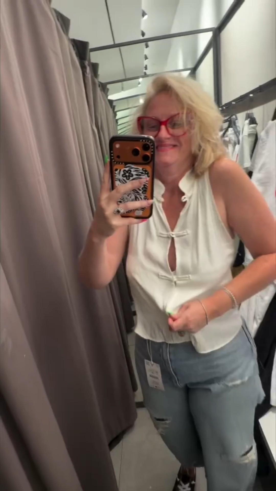 ZARA, I love you, but why must you be so fickle with your sizing?? 😩🤪

#hotmess #zaratryon #over40 #fashion #midsize