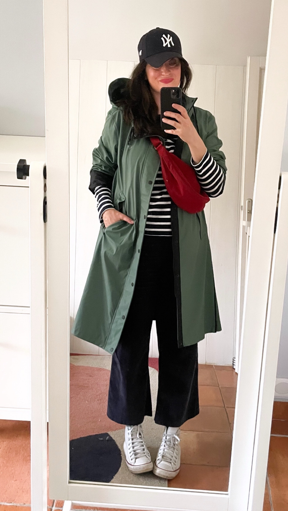 . Ciré vert "Jace X" #americatoday (similaire, en lien)
. Casquette bleu marine "NY Yankees" #newera (en lien)
. Marinière en coton #monoprix (en lien)
. Banane rouge grenat #uniqlo (en lien)
. Pantalon en velours milleraies #monoprix (en lien)
. #converse en cuir blanc (en lien)
. Bisou Balm "Bêtise" #violette_FR (en lien)
 

#LTKwinter #LTKmidsize #LTKfrance