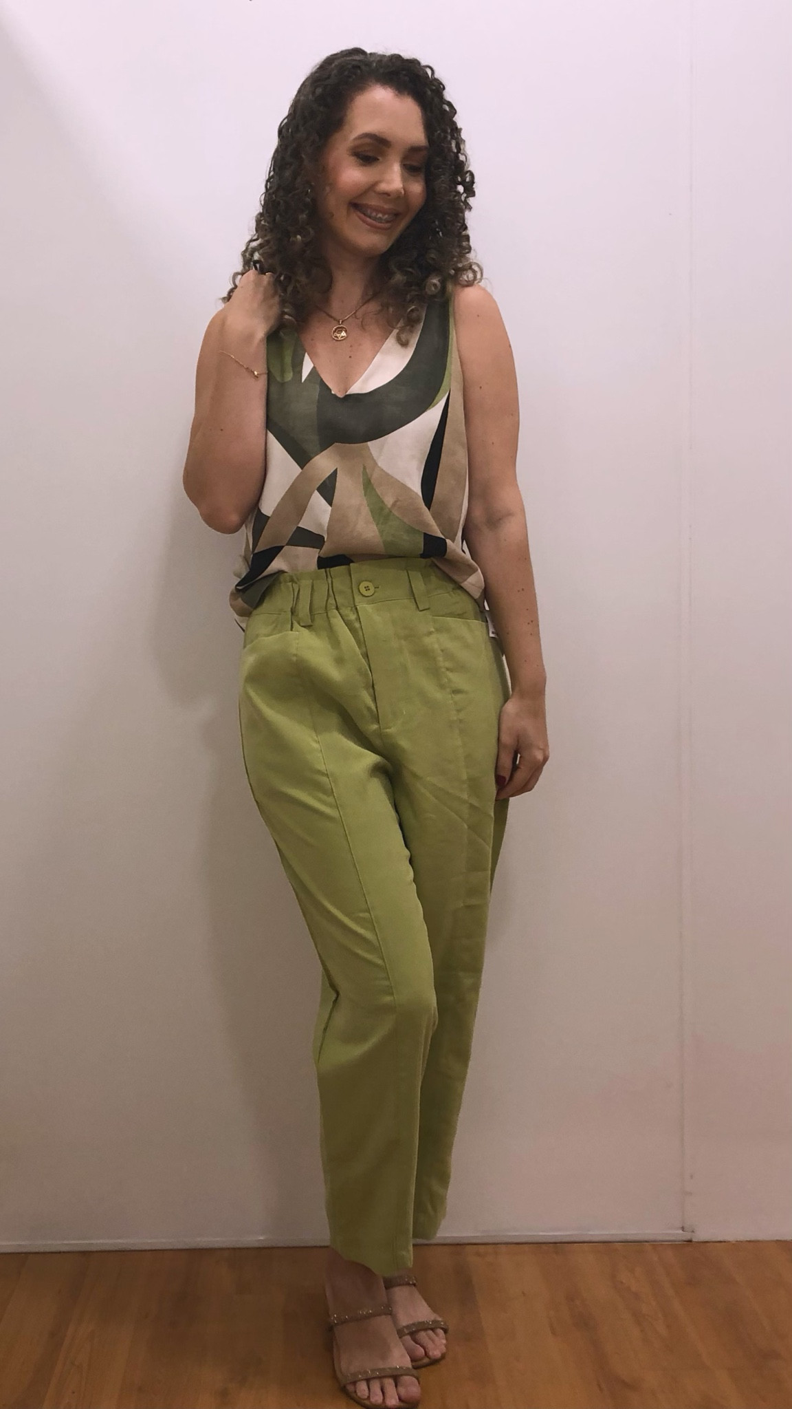 No provador fashion de hoje…
Regata estampada, com decote em V, corte reto e em material viscolinho. Já a calça verde, de modelagem baggy, possui elásticos no cós, barra dobrada e bolsos frontais. 
Produção alegre, confortável e elegante! 

#LTKdicadeestilo #LTKlookdetrabalho #LTKbrasil