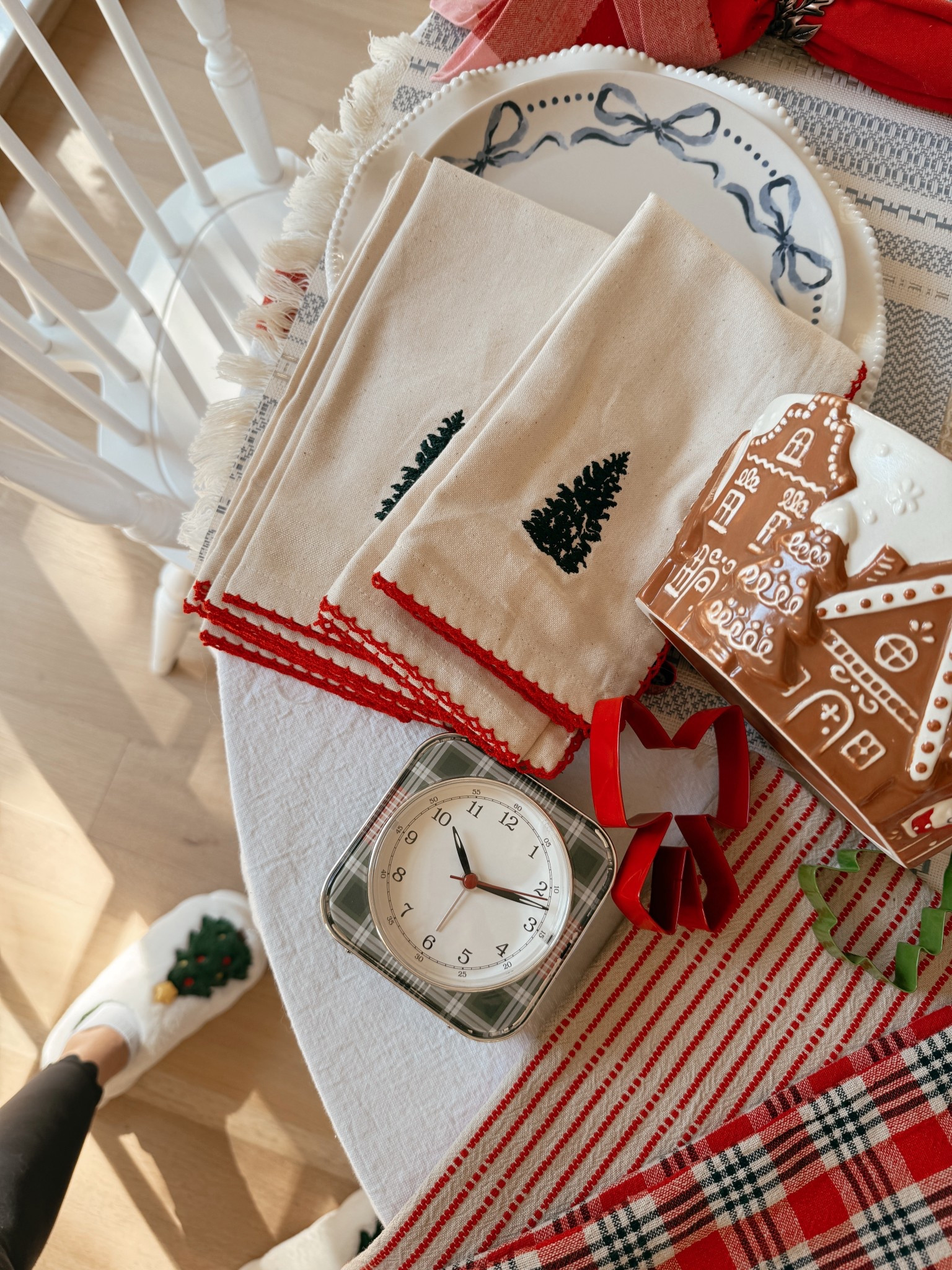 ✨ The sweetest little touches for a cozy Christmas table — plaid, gingerbread, bows, and all the festive details that make a home feel like magic. Setting the scene for memories, cookies, and conversation. 🍪🎄
#HolidayTable #ChristmasDecor #CozyChristmas #TablescapeInspo #GingerbreadDecor

#LTKHome #LTKHoliday #LTKSeasonal