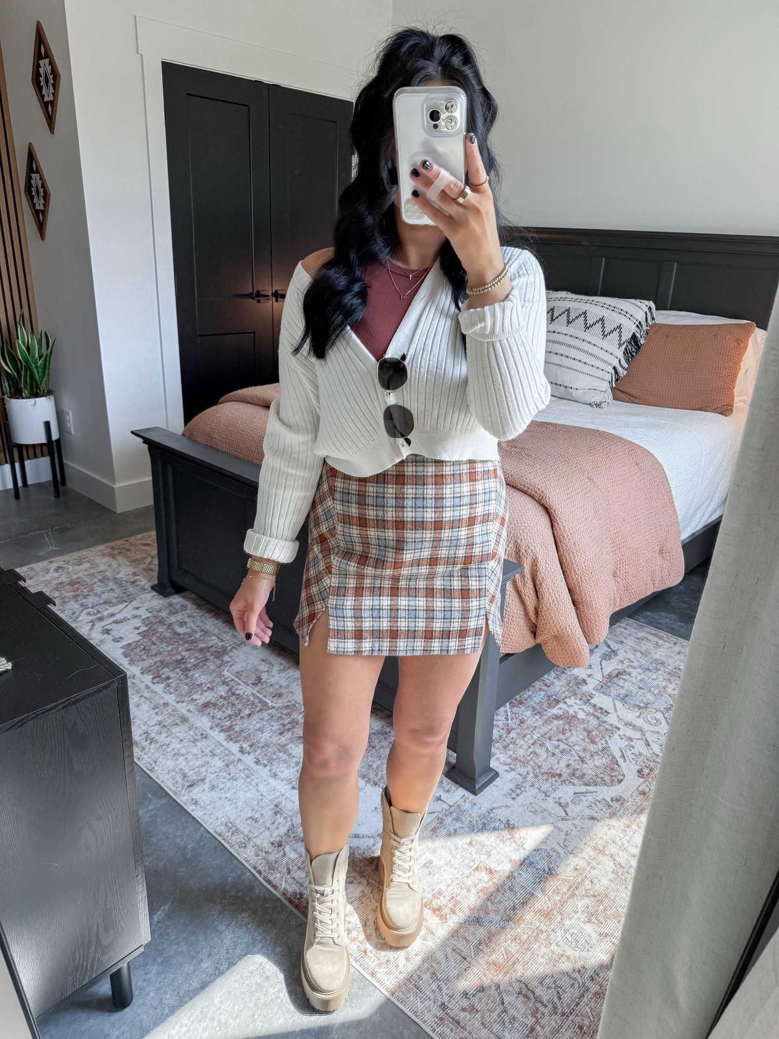 Fall Outfit Idea 🍁

Tank Top - xs (01 caramel)
Sweater - medium (apricot white)
Skirt - small (orange)