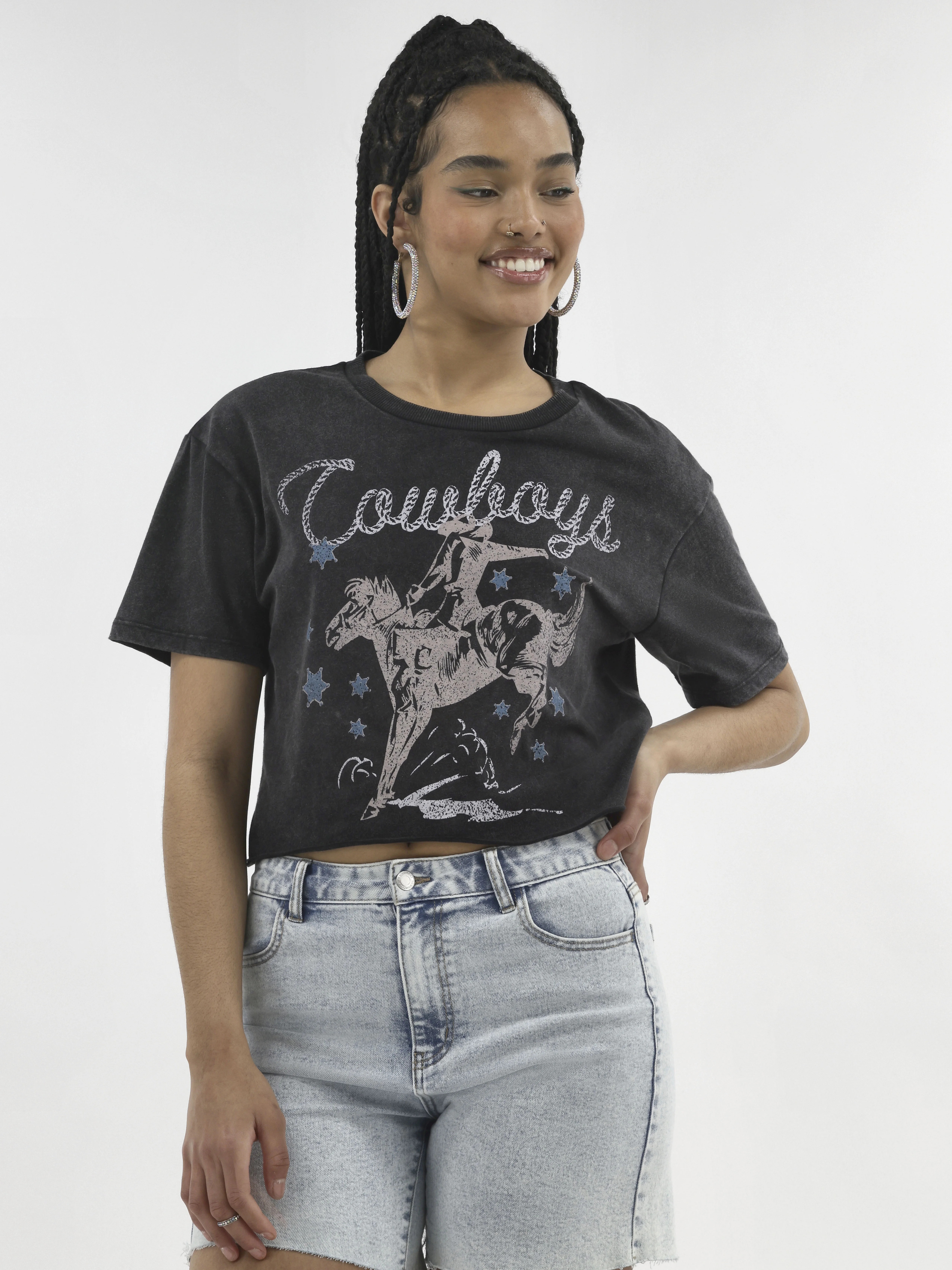 No Boundaries Boxy Cropped Graphic Tee with Short Sleeves, Women's | Walmart (US)