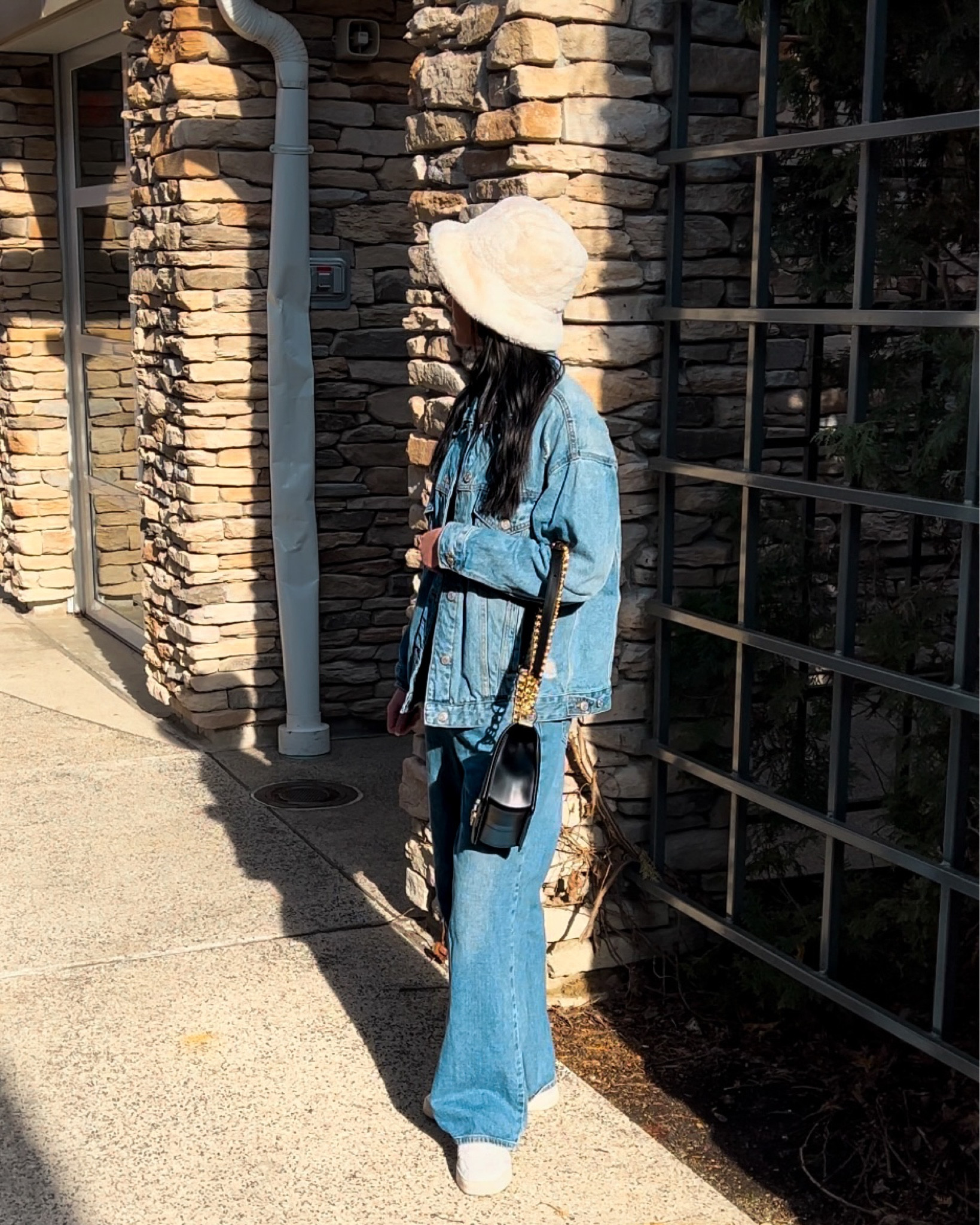 Oversized denim jacket, oversized jeans, furry bucket hat, Y2K outfit, Pinterest outfit, white sneakers