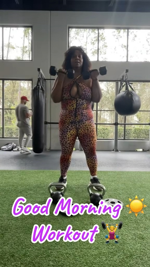 Dumbbell Workout | Full Body Strength Training

Getting in a quick dumbbell workout to build strength and stay consistent. This is perfect for full body training at home or at the gym.
#dumbbellworkout #strengthtraining #homefitness #workoutroutine

#LTKfitnessgoals #LTKPlusSize #LTKActive