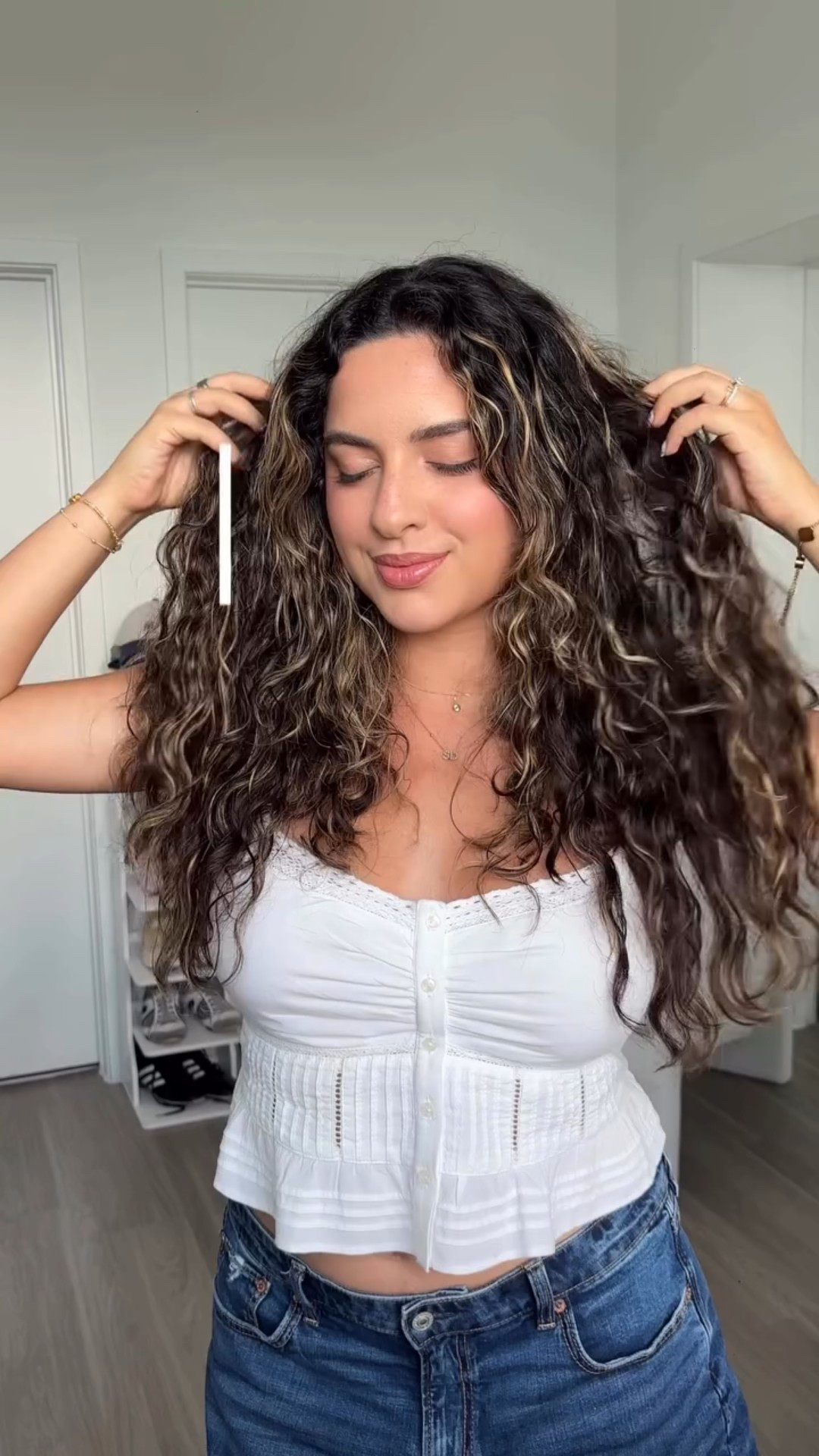 day 2 curly hair: refresh routine 🫧🍓🌞🌴💌🧜🏼‍♀️ 

products used
@livingproofinc advanced dry shampoo, frizz control spray
@conair 1inch curling wand 
@amazonfashion flower hair clips
@gisou hair perfume 

#hairtutorial #curlynaturalhair #curlyhaircare #summerhair #hairstyleoftheday #pinterestaesthetic #softgirlaesthetic #coastalgrandmother #LivingProofInc #LivingProofPartner