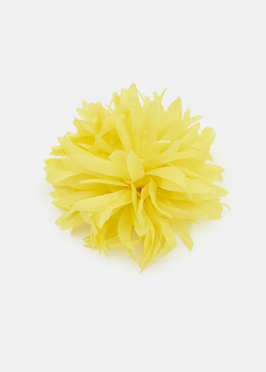 Yellow flower-shaped brooch | Essentiel Antwerp United Kingdom | Essentiel Antwerp