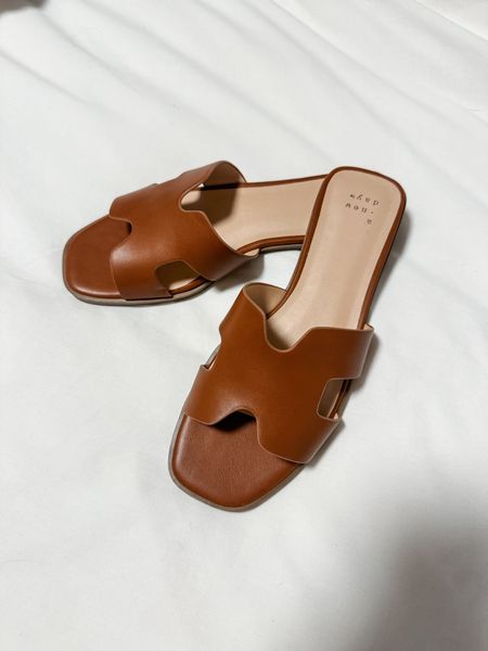 Hermes dupe summer cognac leather sandals on sale for 20% off right now. I’m reaching for these daily and they elevate even the simplest summer shorts outfit