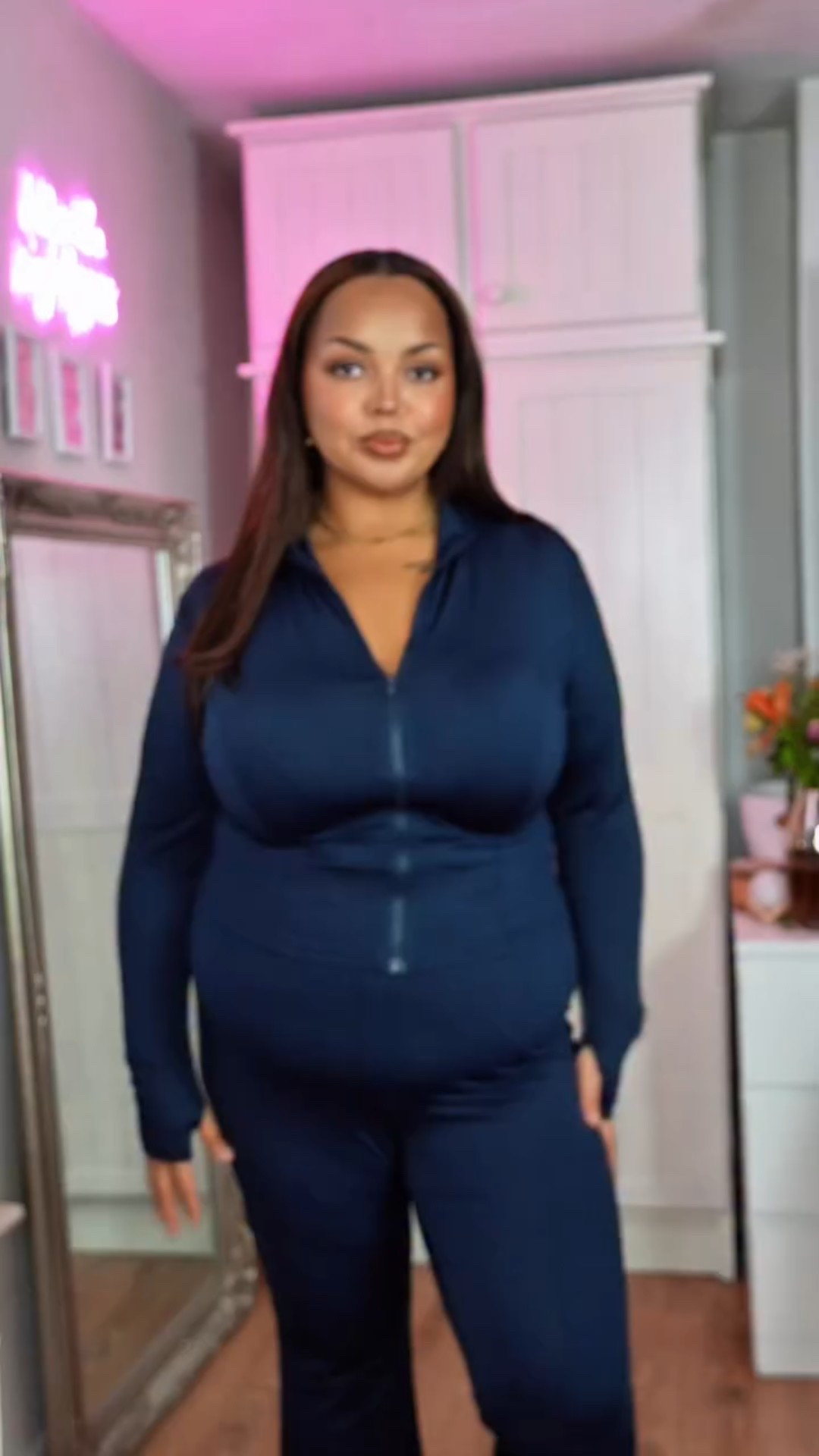 this one’s for the comfy-but-still-cute girlies 👀🖤 

from soft stretch sets to structured denim and the perfect pleated skorts, this haul from SHEIN is all about easy styling - whether i’m lounging, layering or actually leaving the house 👏🏽

the yoga set fits like a glove, the wide-leg jeans are giving 90s, and the faux leather trousers? obsessed 😍 

🔎 search VS9S7 to shop my trendiest picks on SHEIN 🔥 🛍️ 



#LTKplussize #LTKautumn #LTKcurves