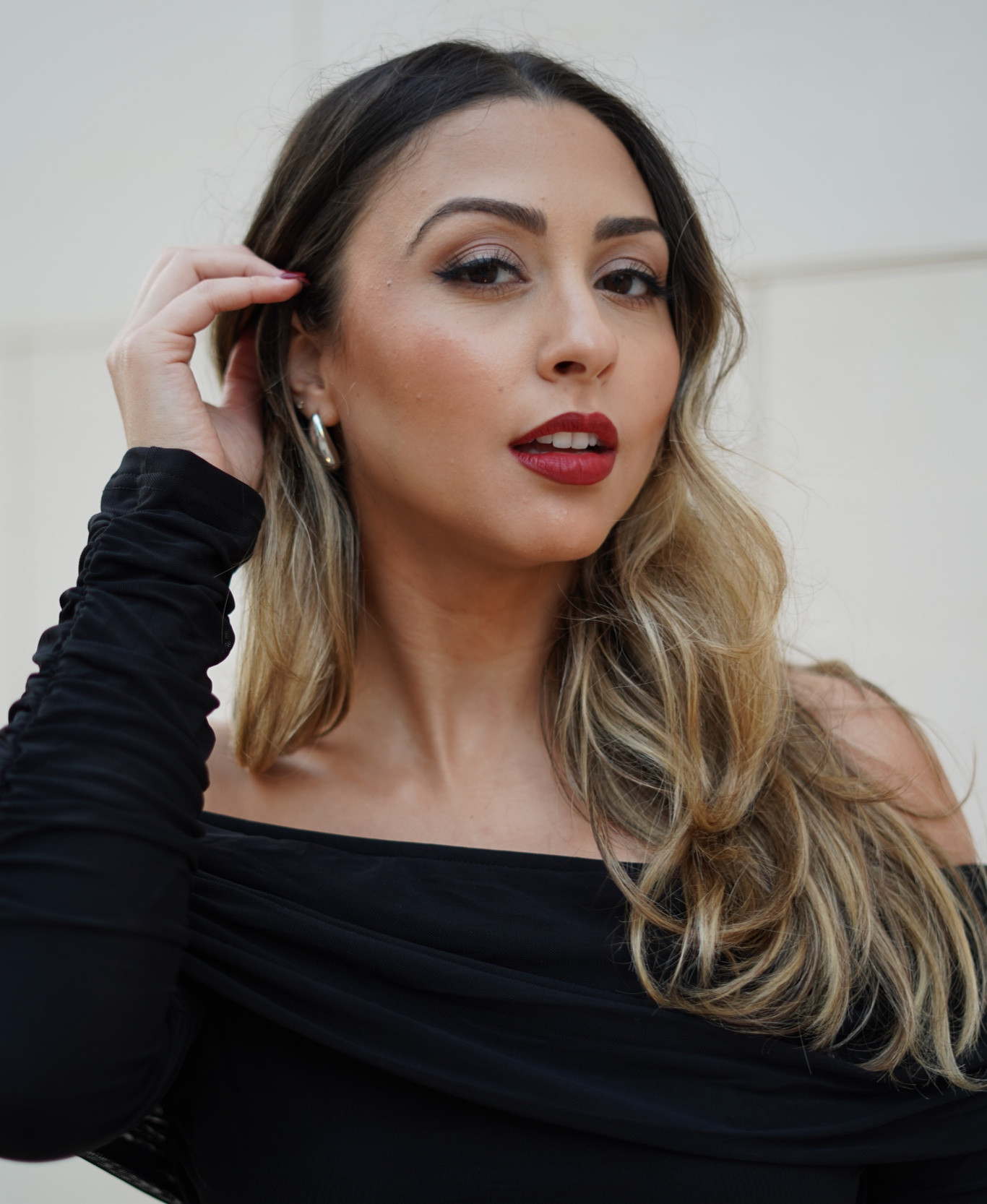 Sharing all of my makeup favorites that helped me achieve this classic Smokey eye and red lip 👄 💄💋 this is the perfect look for any date night or any little black dress, I’m actually wearing it out tonight to celebrate my boyfriend and I’s 4 year anniversary! ❤️ 