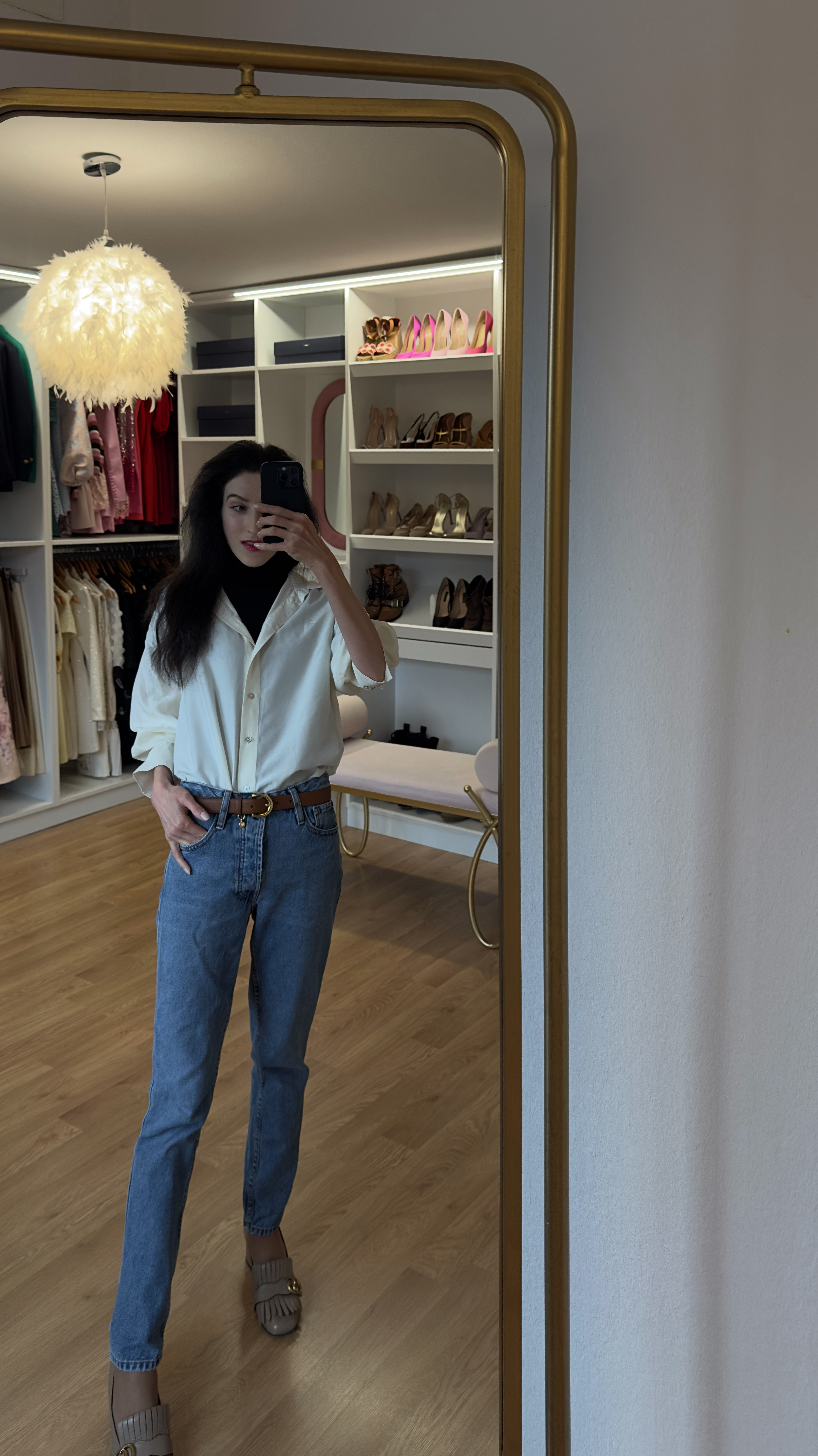 Everyday outfits, spring outfits 2026, daily looks, look simples, spring outfit, look casual, look basico, look casual femenino, spring capsule wardrobe, spring fits, New York spring outfits, Carolyn Bessette-Kennedy, 90s Style, minimalism, chic outfit, white shirt, white silk shirt, white button down, blue jeans, brown belt, black turtleenck, shirt layering, loafers 

 #LTKdayinmylife #LTKootd #LTKmomlife