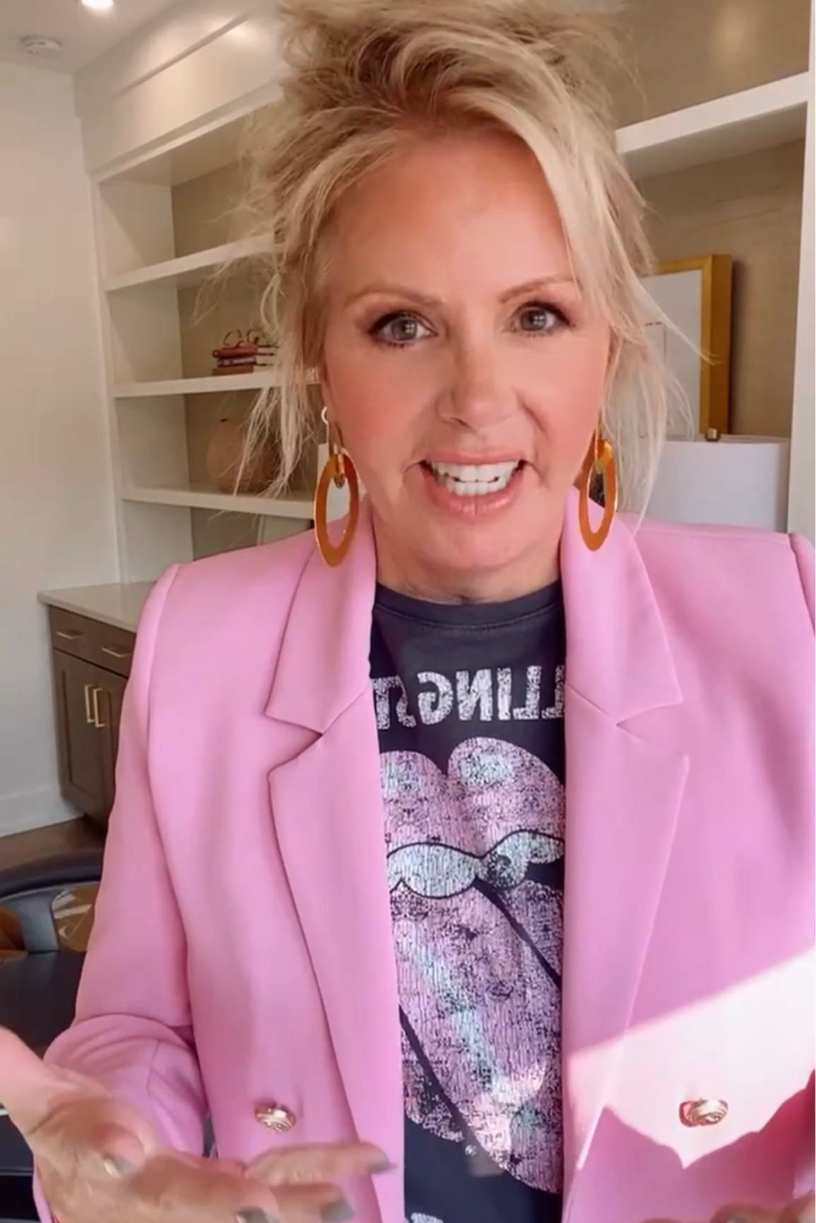 ZOOM CALL OUTFIT INSPO💻
Easy way to dress up a graphic tee? Add a blazer to it and statement accessories! Not only do I feel put together on calls I’m also comfortable! Follow for more style tips!🌟 #workfromhomeoutfit #ootd