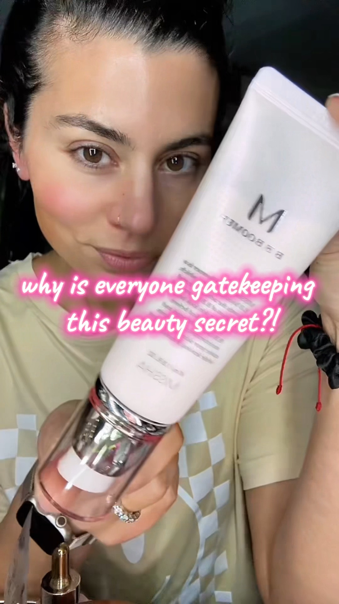 Missha M BB Boomer Primer 💕

✨Key Benefits
An illuminating primer with a creamy texture and fine pink pearl particles for a dewy, radiant finish.

Helps improve the adherence and wear time of BB creams and foundations.

Offers moisturizing, brightening, and wrinkle-care benefits.

Suitable for all skin types.

✨Key Ingredients
Moringa Oil — hydrates and protects.
Squalane — helps retain moisture.
Adenosine — targets wrinkles.
Pearl Powder — adds subtle luminosity.
Other ingredients include niacinamide and diamond powder.

✨How to Use:
Apply after skincare, before BB cream or foundation.

Pump 1–2 pumps onto fingers or a sponge.
Gently blend or pat into the skin until absorbed.


✨Creates a smooth base for BB cream or foundation.
✨Gives a natural glow without looking shimmery.
✨Moisturizing, good for dry or mature skin & helps makeup last longer.

#kbeauty #koreanbeauty #bbcream #misshaofficial #makeup #skincare #primer #makeupprimer

#LTKFindsUnder50 #LTKGiftGuide #LTKgrwm