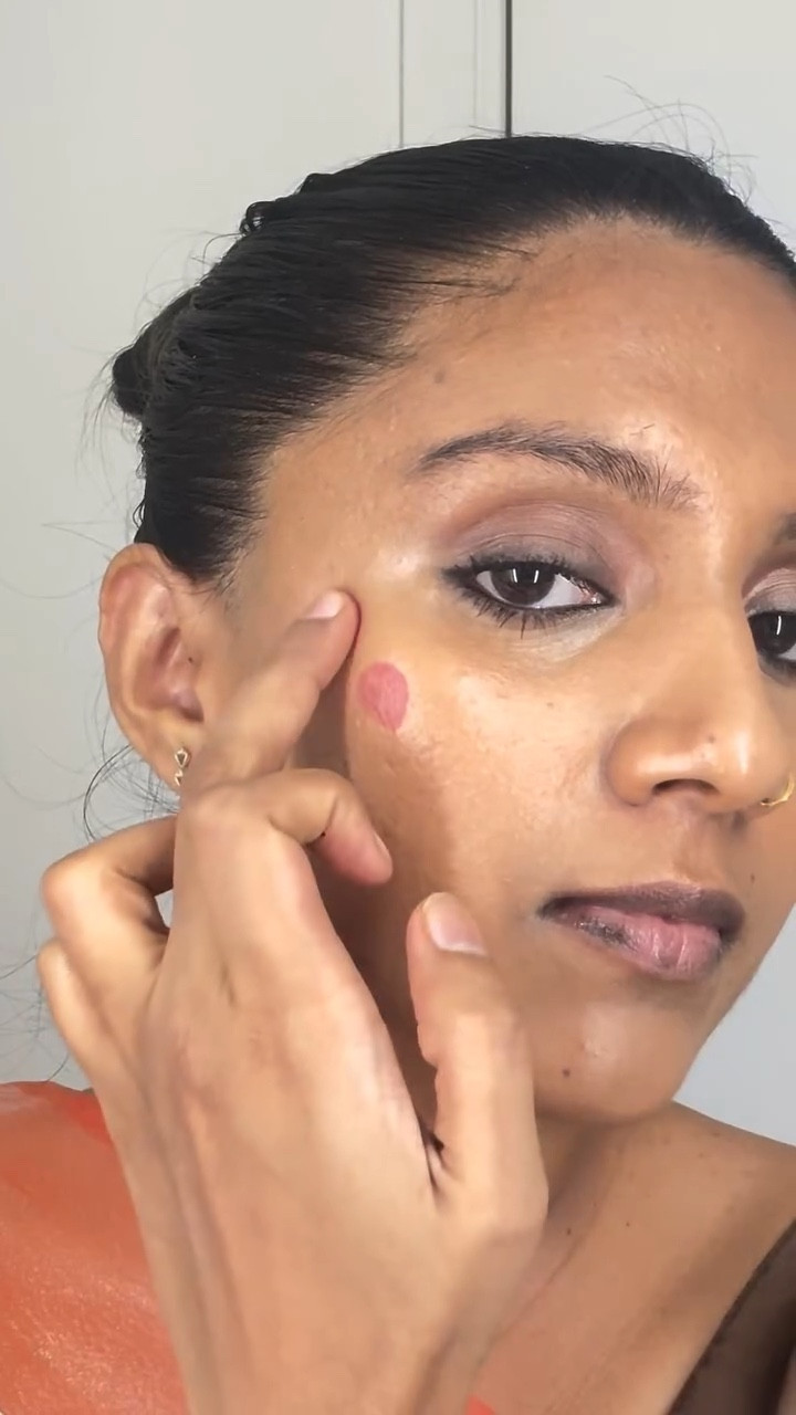 Subtle glowy base. Product used ⬇️

Moisture from @sahajanskincare 
Then used @merit glow serum for the base

Kajal @kulfi.beauty 
Concealer @toofaced & @livetinted 
Lipliner is from @hudabeauty 
Lipstick @livetinted @ @kaybykatrina 
Powder @milkmakeup 

During winters my skin & lip gets really dry. You guys can even see those dry patches over my lipstick but I’ve found a routine that makes my skin really hydrating throughout winter and started a exfoliating routine for my lips 🥲 
Anyway how do you like the makeup look? The makeup stayed for 8 hours straight and still looked amazing.

( Tamil wedding guest look, Tamil content creator toronto, content creator Toronto, subtle makeup look, orange saree, puff sleeve, makeup tutorial) #justlinthings