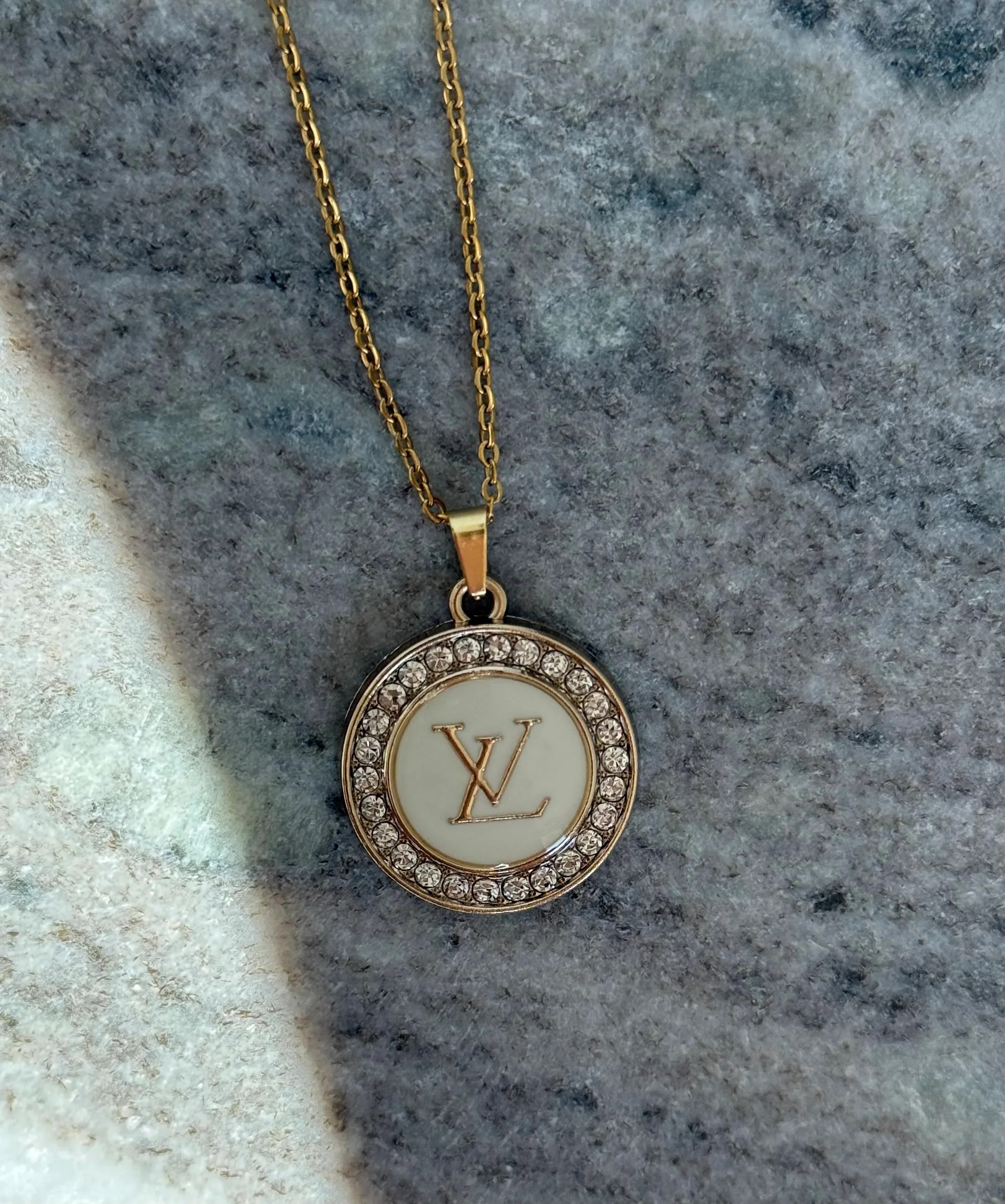 NEW!! Authentic Vintage Jules Pendant in White | Glitzy Bella