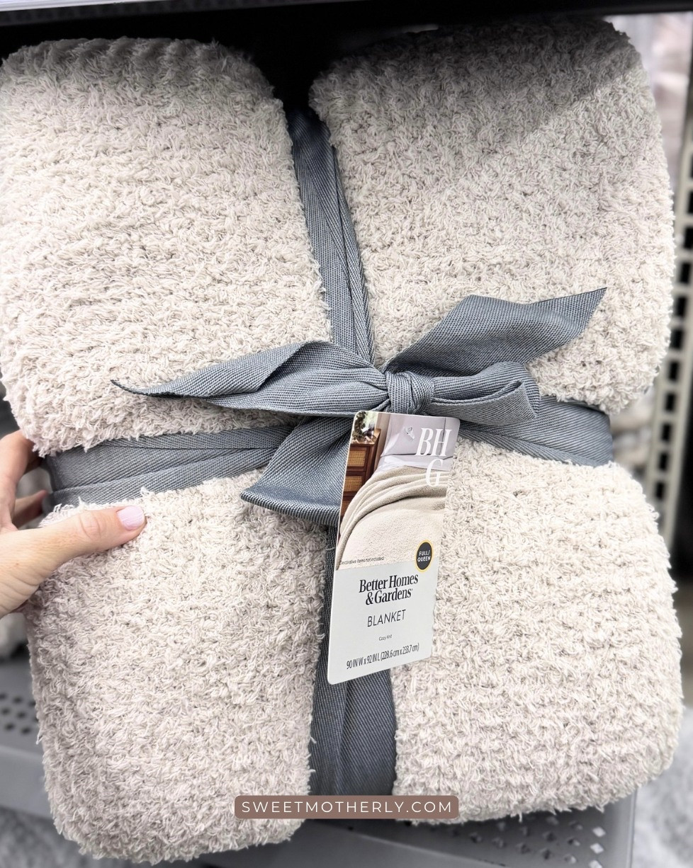 Finally got to see this blanket in-person... and now I know what all the fuss was about! It's like wrapping your bed in a sweater and the price is so good!

decorative throw pillows
ceramic vases and bowls
stylish coffee table decor
neutral textured accents
accent trays and catchalls
modern tabletop decor
layered shelf styling pieces
statement home accessories

#LTKSeasonal #LTKSaleAlert #LTKHome