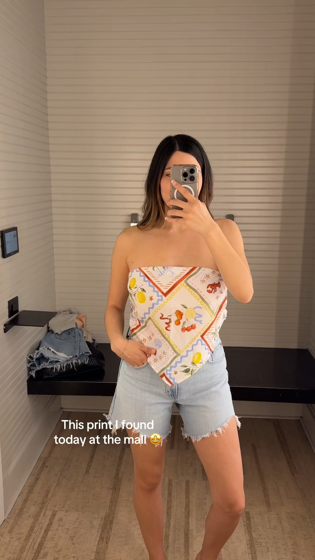 Scarf tube top size XS
Denim shorts 26/2


Spring tops, scarf tube top, dad shorts, high rise shorts, Abercrombie denim shorts, spring outfits 