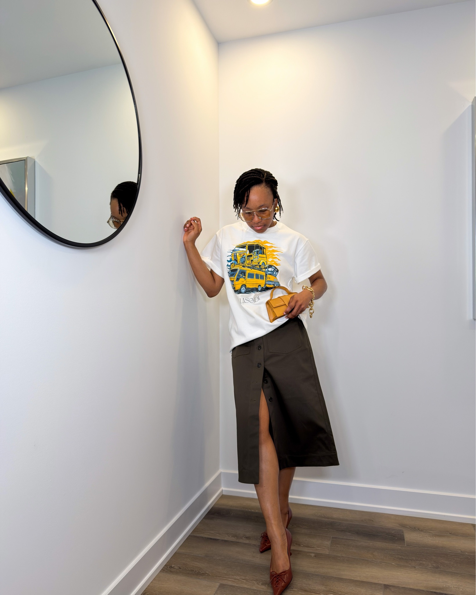 ✌🏾

Skirt @aritzia tee @aries_thebrand pumps @jimmychoo