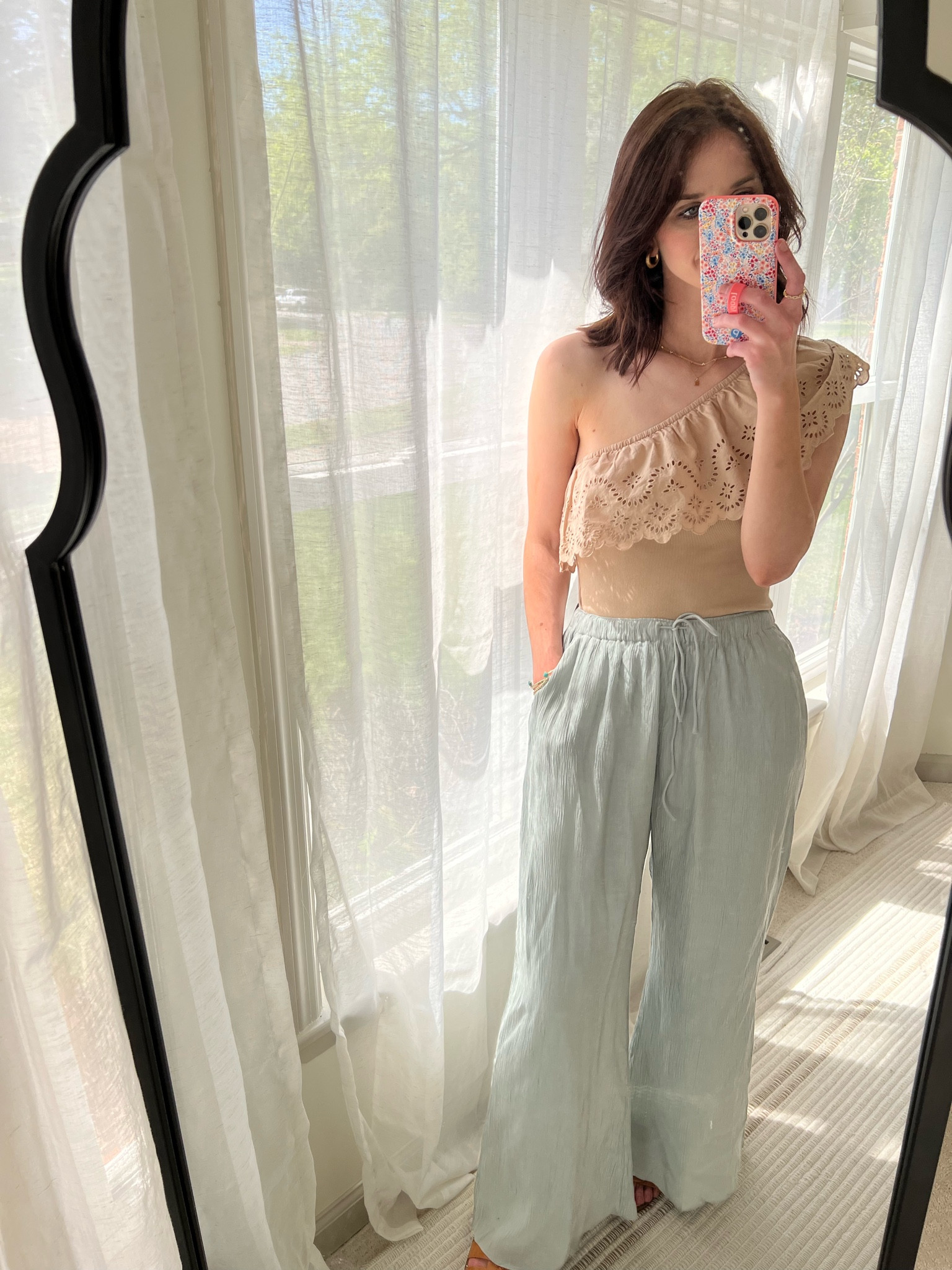 High waisted pants // wearing s - tts

Abercrombie sale // Abercrombie pants // spring pants // business casual // one shoulder top // old navy // wide leg pant 

#LTKFind #LTKSeasonal #LTKstyletip