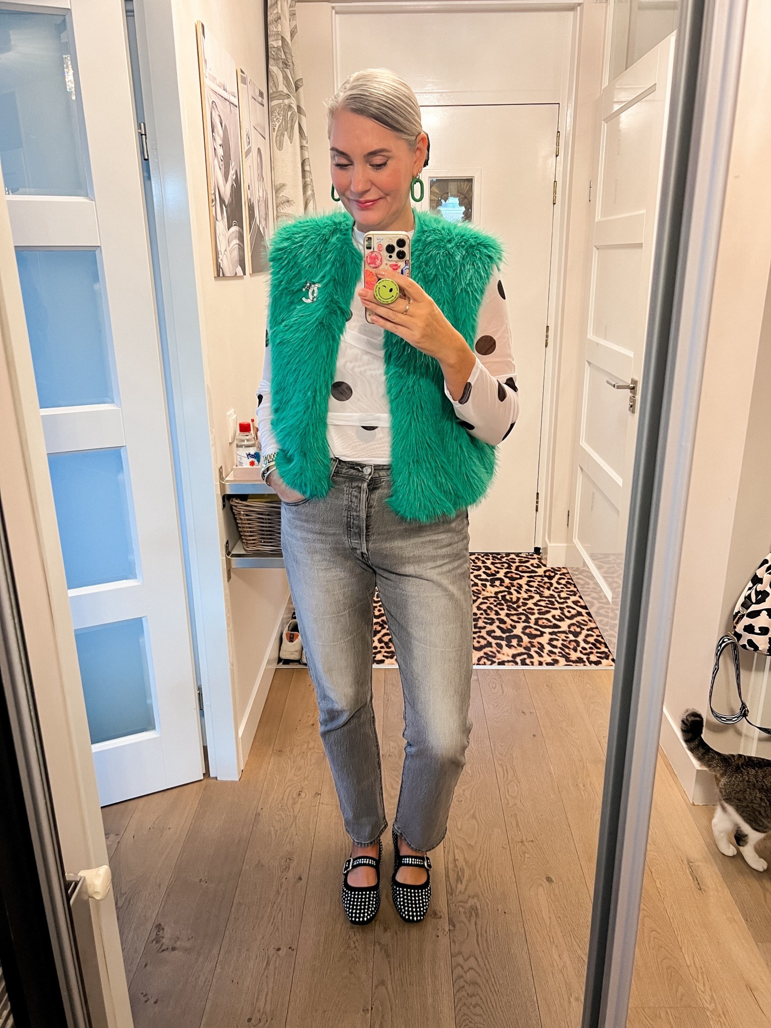 OOTD - Donderdag. Polkadot mesh top (https://bonprix-nl.mtpc.se/5731298), groen faux fur gilet (Norah, 38/40), polkadot scrunchie, grijze Levi’s 501 en Mary Jane ballerinas met kristallen. 



#LTKstyletip #LTKnederlands #LTKeurope