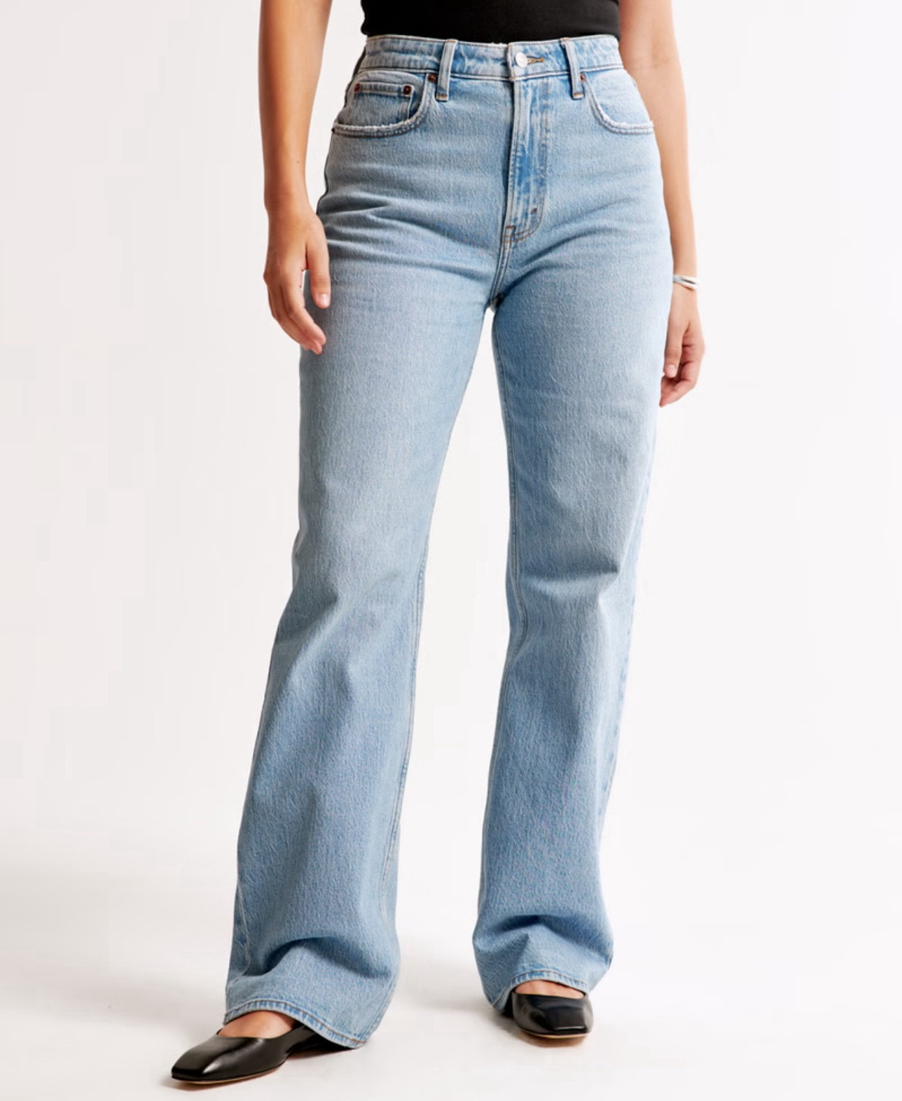 90s high rise flare jeans in a relaxed fit from Abercrombie #highrise #90sjeans #flarejeans #abercrombie #abercrombiejeans