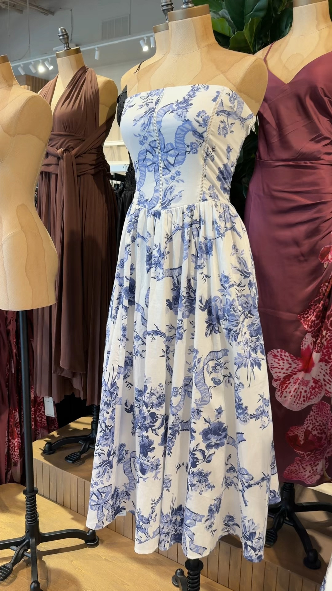 The Bra-Free Dipped Waist Midi Dress from Abercrombie & Fitch in this blue floral print is such a flattering spring style! 💙 It features a dipped waistline, flowy midi skirt, and lace-up back detail, along with a strapless neckline with removable straps if you want a little extra support. 🙌🏻 Made from stretchy cotton-sateen fabric, it also includes a built-in bra with removable pads, so you can comfortably go bra-free. Perfect for spring events, brunch, or any warm-weather outing. 🌤️ Comes in multiple colors and prints—linked it here! #Abercrombie #SpringDress #MidiDress

#LTKootd #LTKPetite #LTKSeasonal