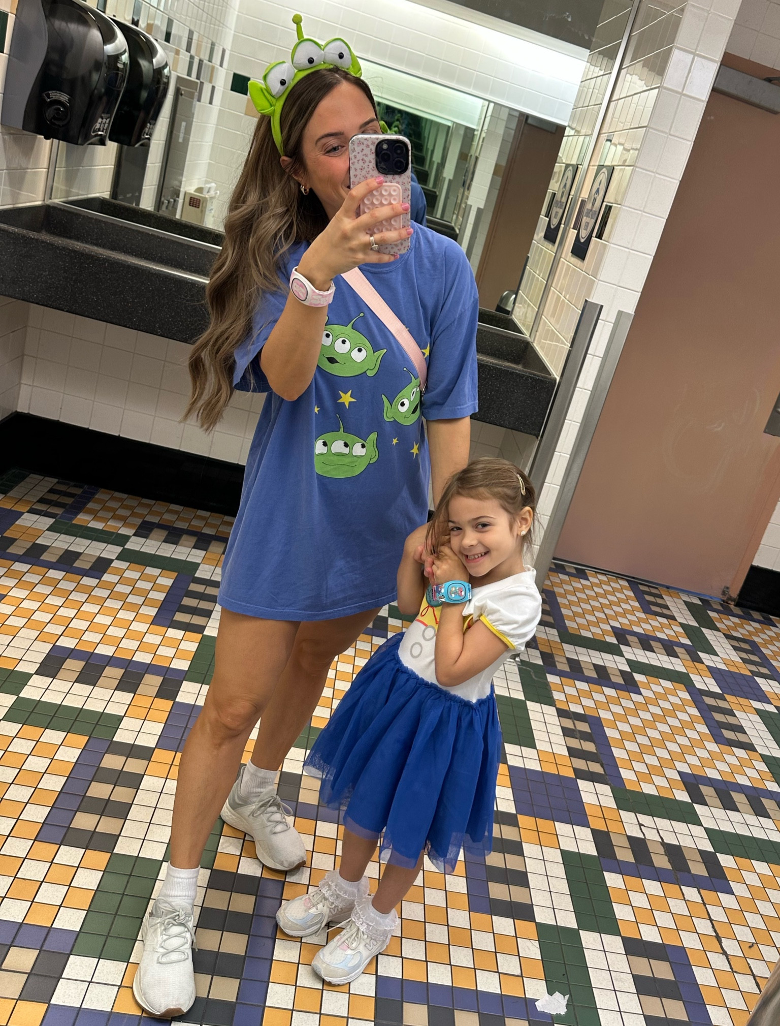 Hollywood Studios vibe 👽🛸🤠

#LTKActive #LTKFindsUnder50 #LTKStyleTip