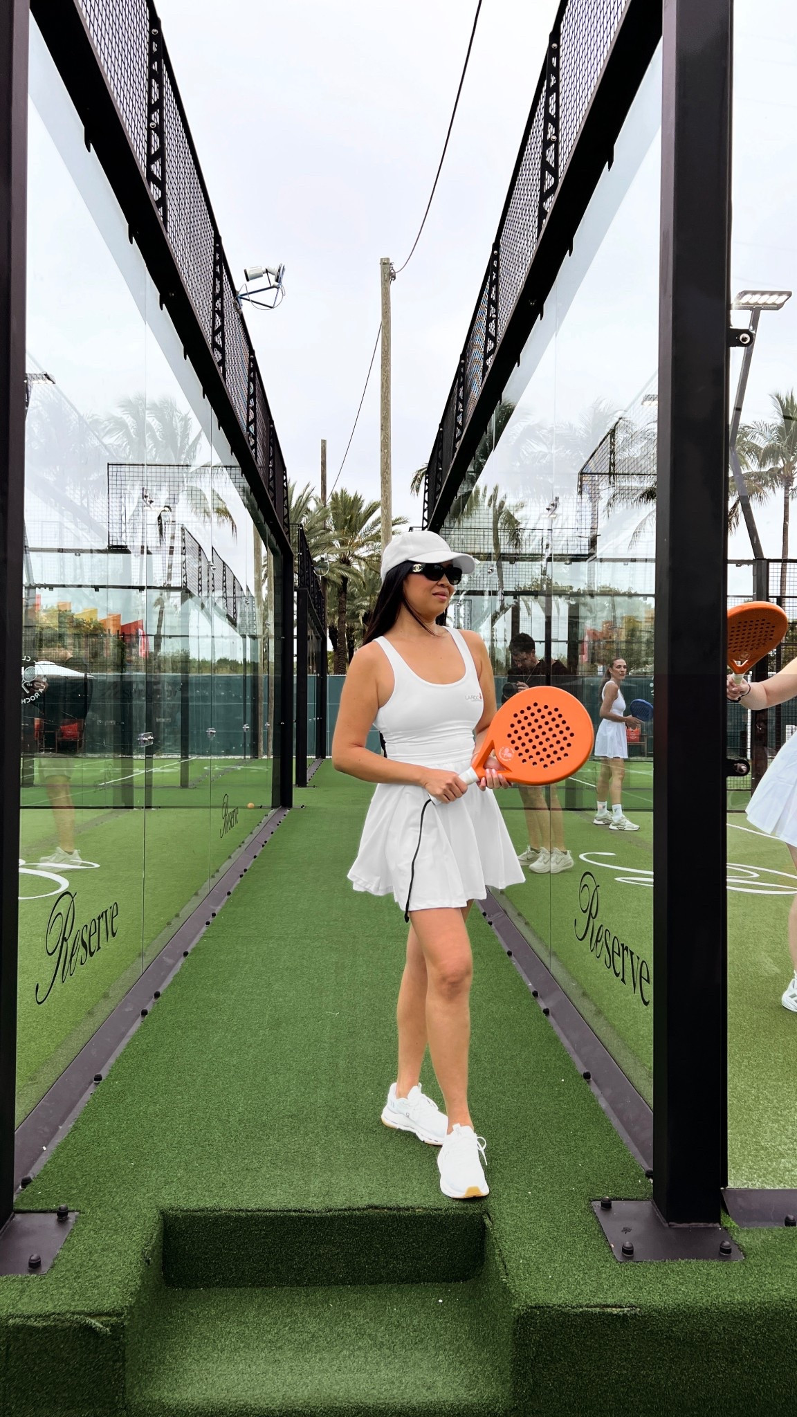 Padel / tennis outfit 

Beyond Yoga Tennis Dress XS
On sneakers 
Varley Hat
Chanel sunglasses