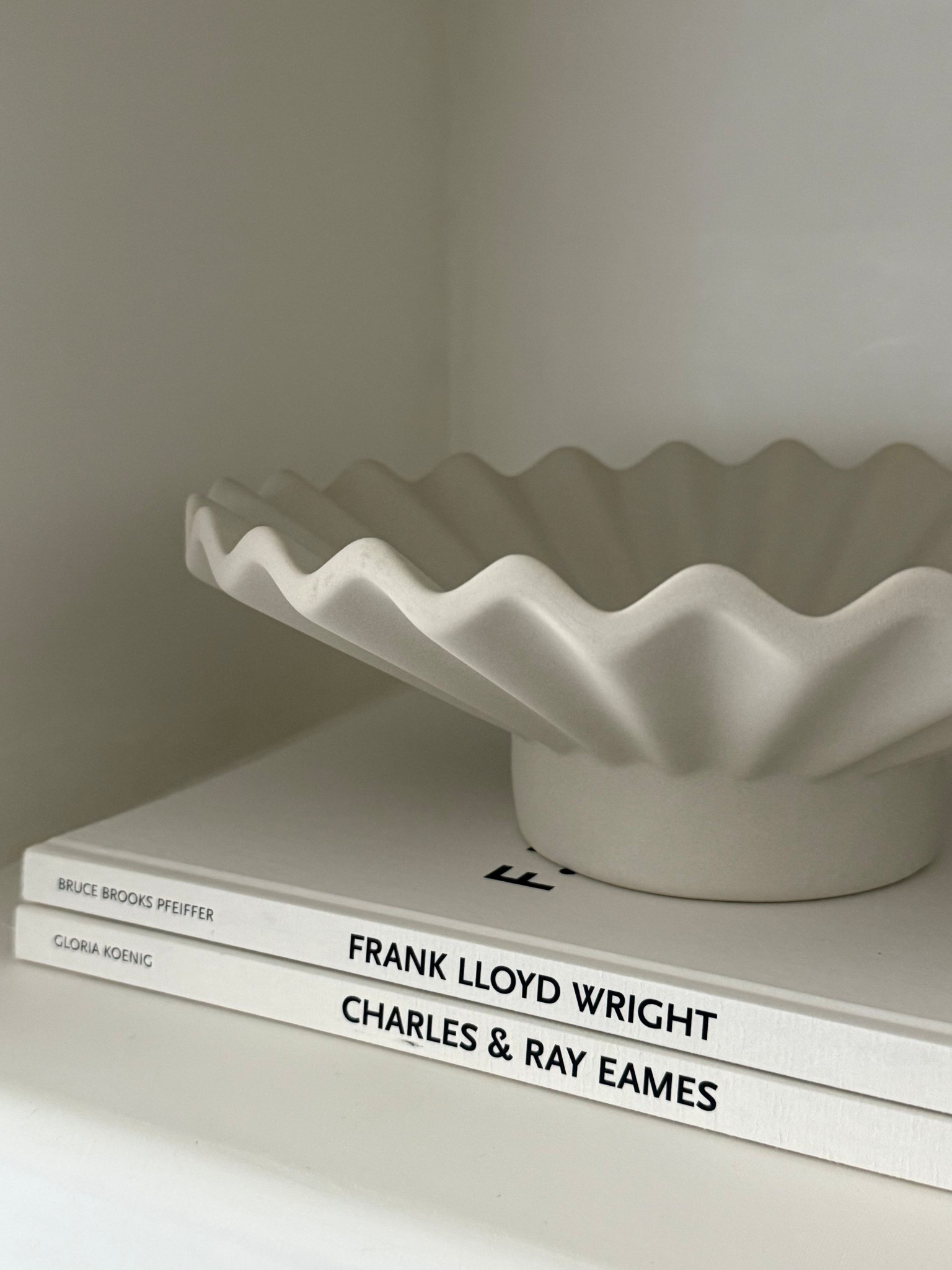 neutral interiors 🤍

Organic Modern Home Decor | Frank Lloyd Wright Book | Eames Book | Coffee Table Books | Fluted Bowl | Decorative Bowl | H&M Home | Zara Home | 

#LTKFindsUnder50 #LTKHome #LTKStyleTip