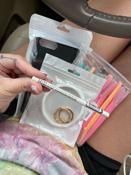 Amazon order

NYX white eyeliner pencil 
New white key ring
Derma plane razors
New phone case for hubs 

#LTKfamily #LTKFind #LTKmens
