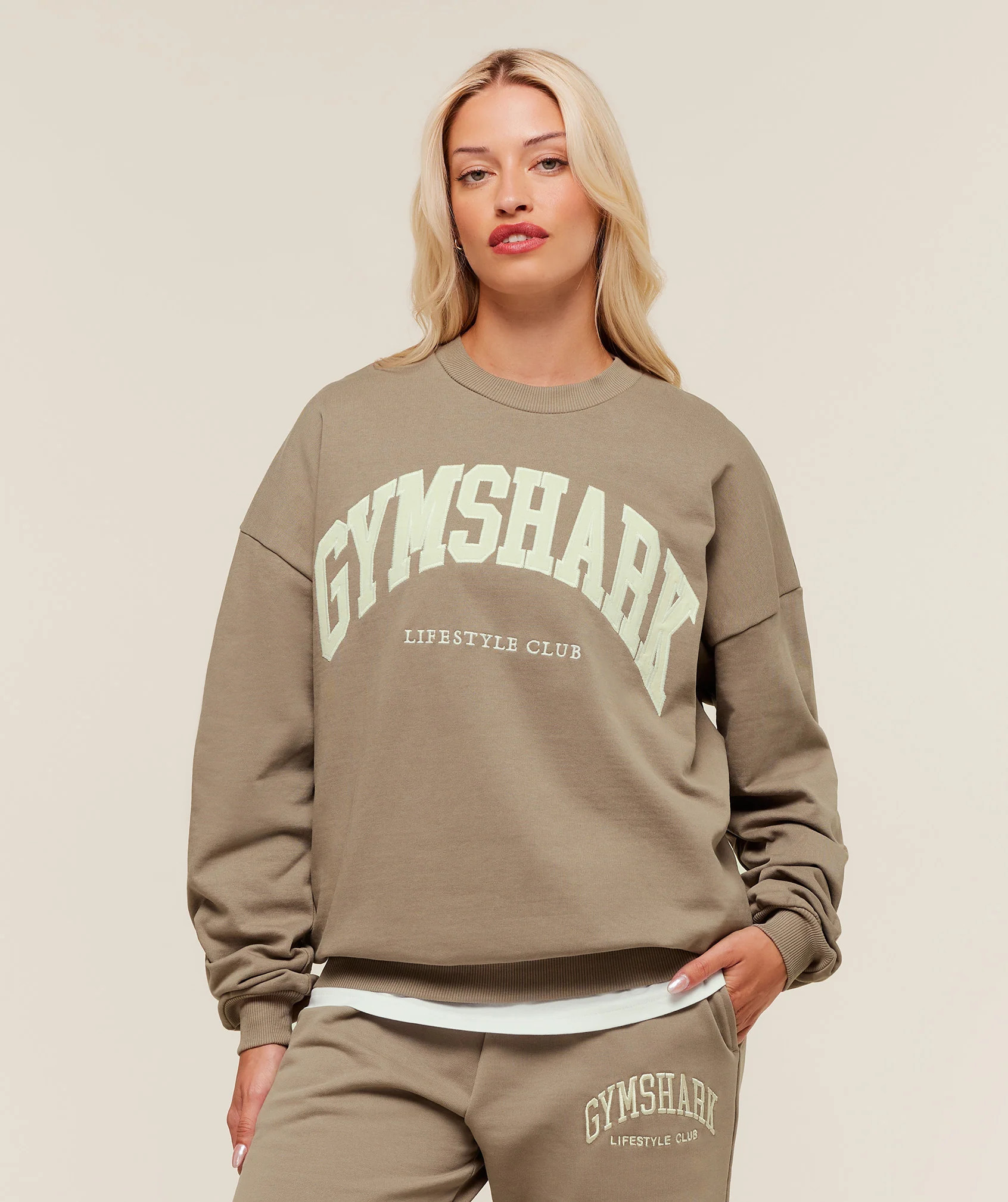 Gymshark Collegiate Graphic Crew Neck Pullover - Lifestyle Brown | Gymshark UK