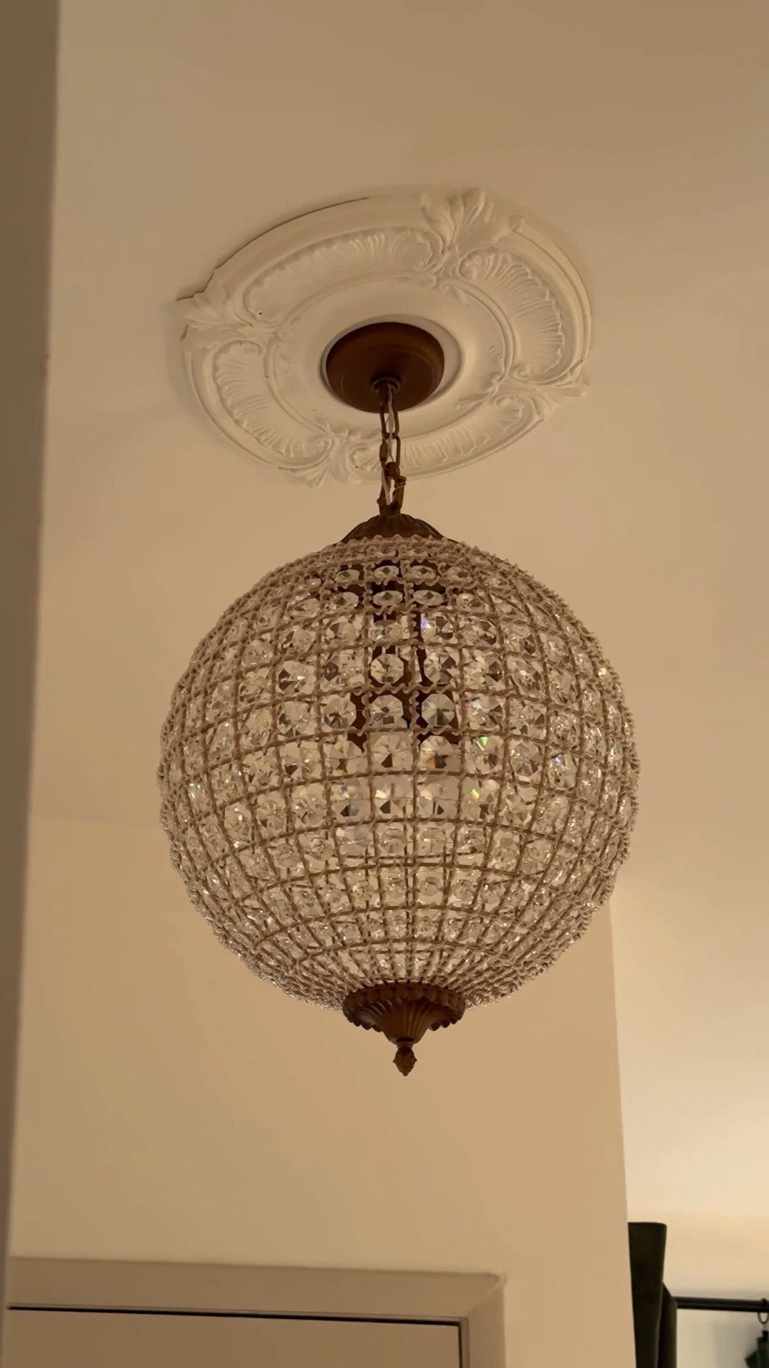 There’s only one light fixture in our living room, so you know she had to be a ✨statement✨

#homedecor #interiordesign #homedesign #homestyle #homestyling #homedecorinspo #homedecorideas #cozyhome #aesthetichome #homeaesthetic #homerenovation #homemakeover #light #lighting #lamps #lamp #ceilinglight #lightfixture

#LTKHome #LTKFindsUnder50 #LTKFindsUnder100