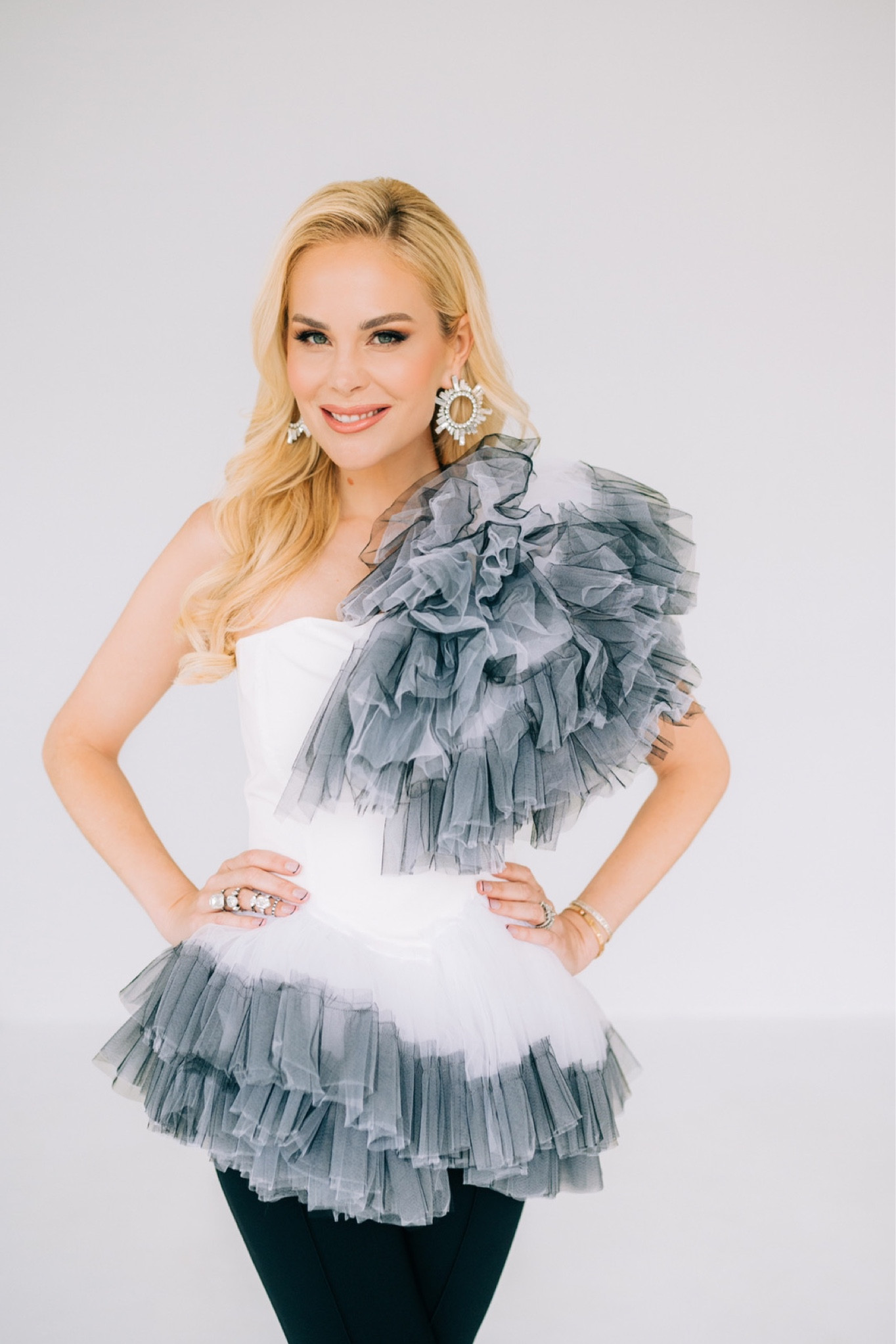 Comment the word SHINE ✨ to get a DM sent with my outfit details!! Hope you all are having a fab Memorial Day weekend!! We’re planning on lots of pool time with the family this weekend and more strawberry sprinkles pony days before summer camp & California!! 