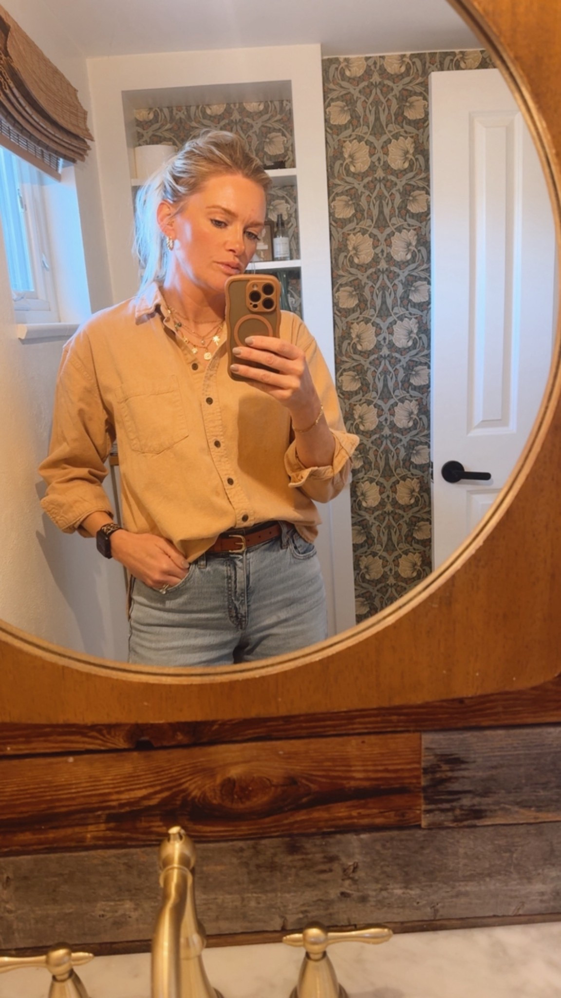 Shopping day casual. 

One of my favorite tops. 

All time fave jeans. 

#styletip #homestaging #letsshop #ltk #shirt #buttondown #jewlery

#LTKmomlife #LTKootd #LTKdayinmylife