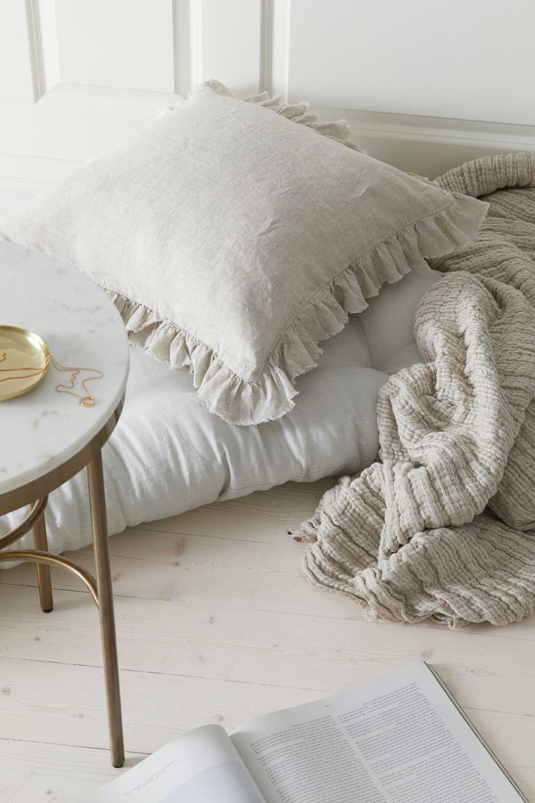 Cushion cover in linen with ruffled, raw-edge trim. Concealed zipper at back. | H&M (US)