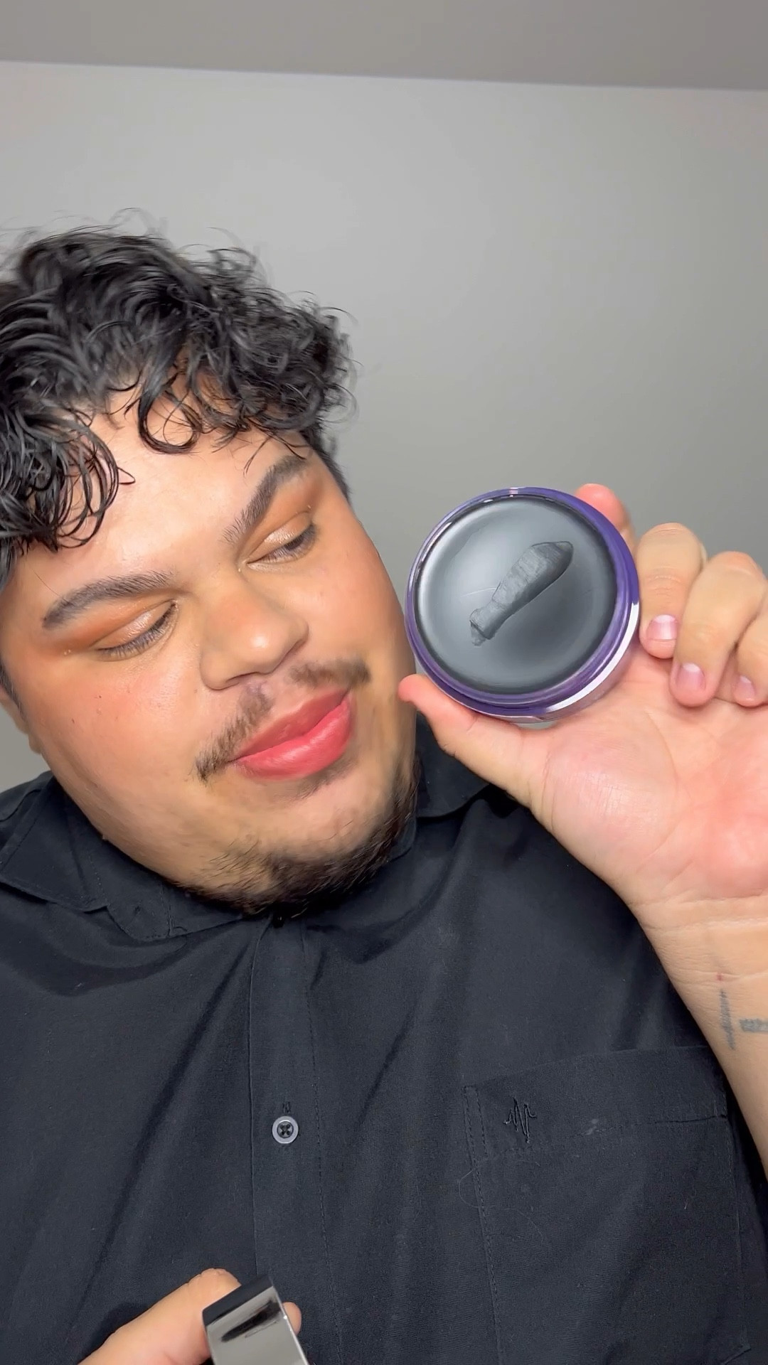 Take the day off é um balm demaquilante com carvão japonês que além de limpar a pele profundamente, retira maquiagem e sujicidades acumuladas no dia!

Eu amo massager o nariz com mais intensidade pois o balm após tocar na pele amolece em um óleo e isso ajuda a amolecer cravinhos da pele. 

#LTKconBR2023 #clinique 

#LTKmens #LTKbeauty #LTKbrasil