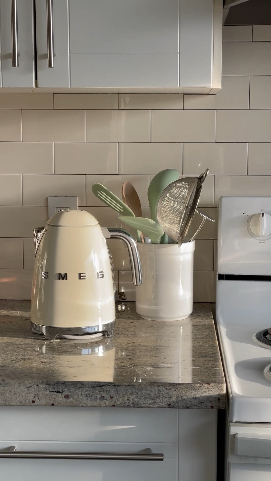 Smeg Electric Kettle in Cream makes a classy addition to any kitchen! The perfect gift for any tea or coffee lover in your life 🙌

#LTKhome #LTKGiftGuide