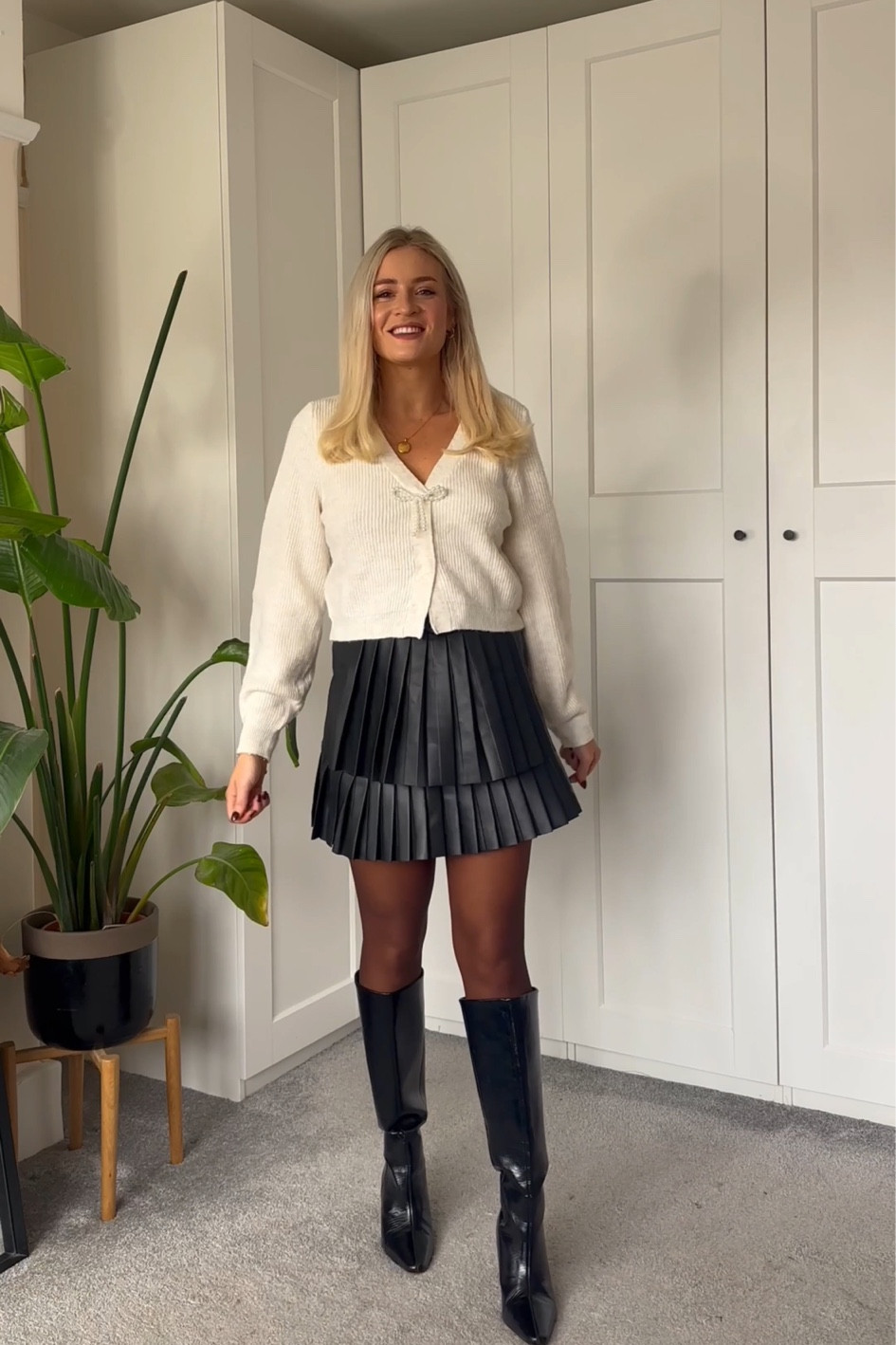 Love these little bow cardis for the festive season! 

Christmas cardigan, leather pleated skirt, festive outfit, knee high boots #hm #hmnewin