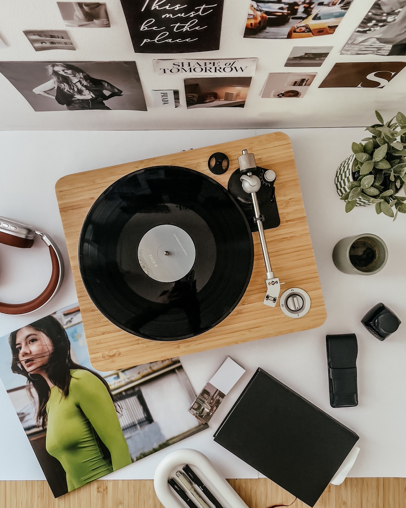 Coin vinyle déco murale moodboard

#LTKeurope #LTKfrance #LTKhome