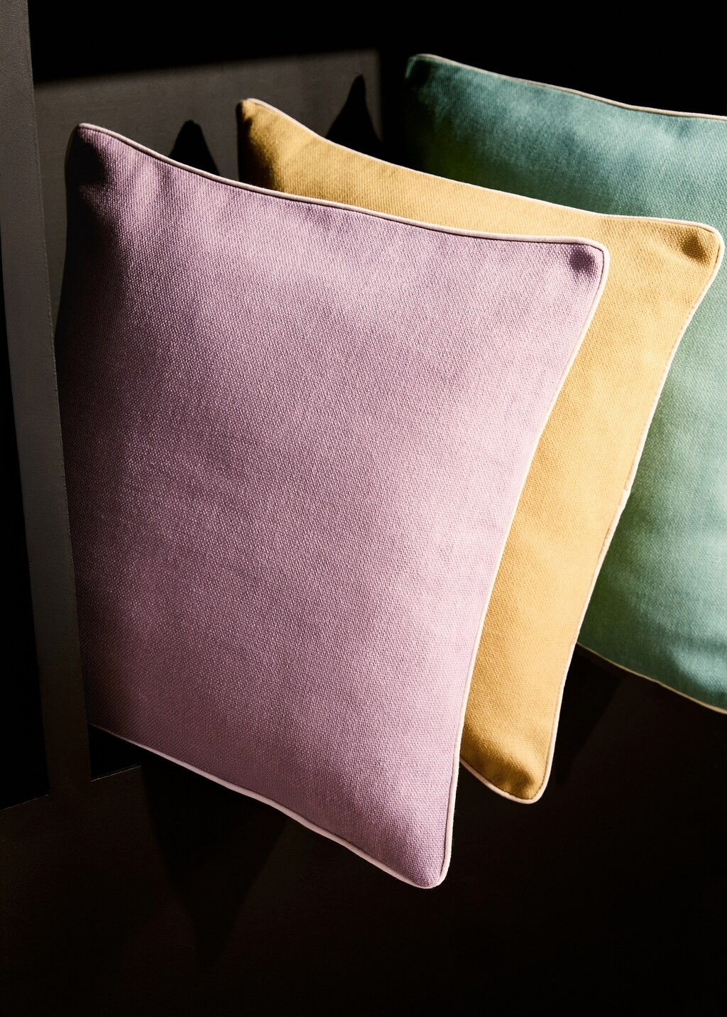 Kussenhoes met overlock afwerking 45x45 cm - Home | MANGO Nederland | Mango EU